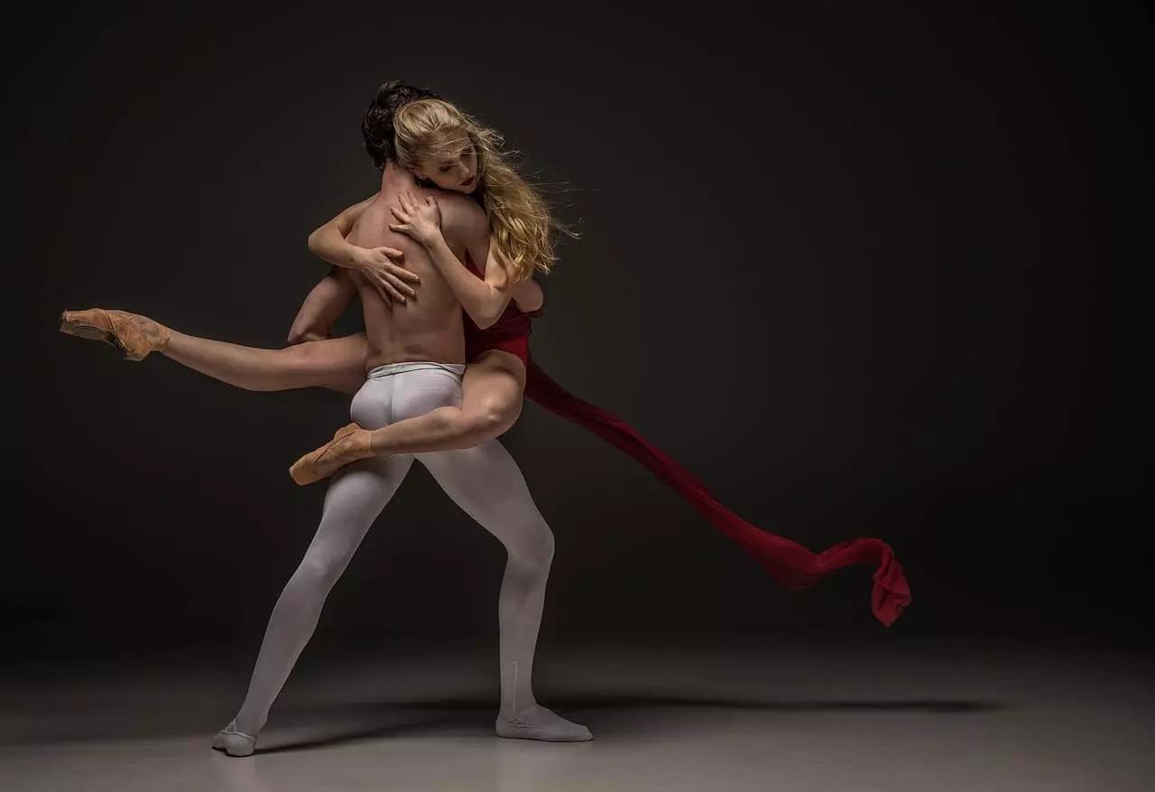 Quelle est la différence entre ballet et danse classique ?