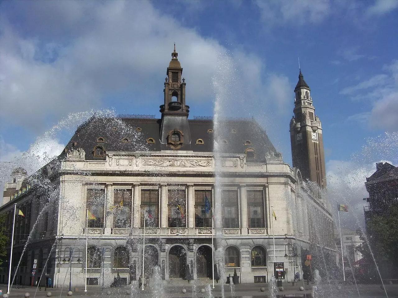 Qui est l'archtecte de ce bâtiment à Charleroi ?