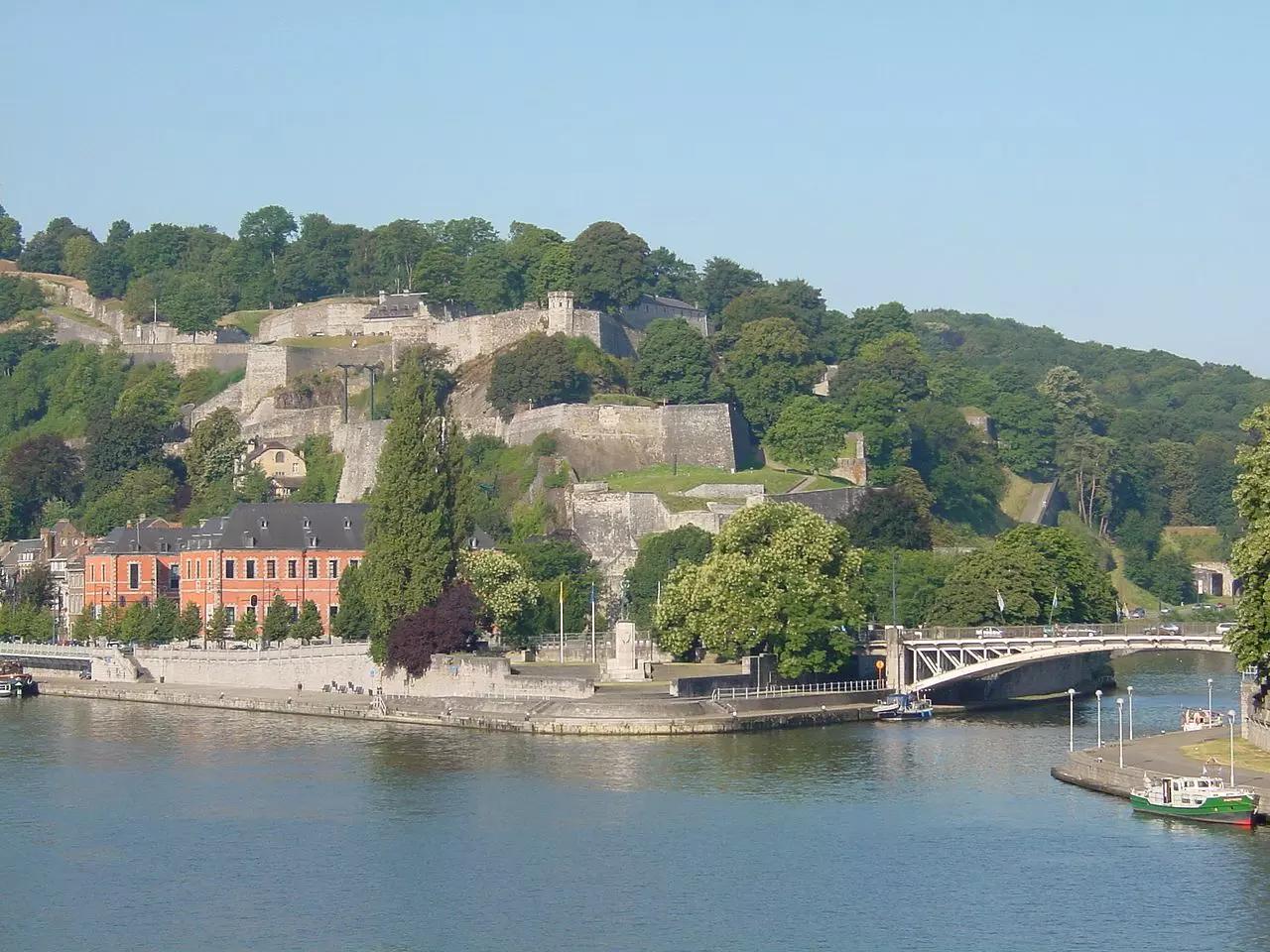 Quel est l'âge de la citadelle de Namur ?