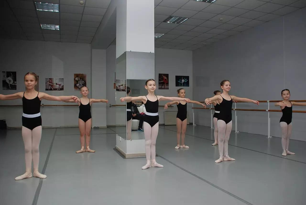 Combien d'enfants par classe de danse dans cette école ?