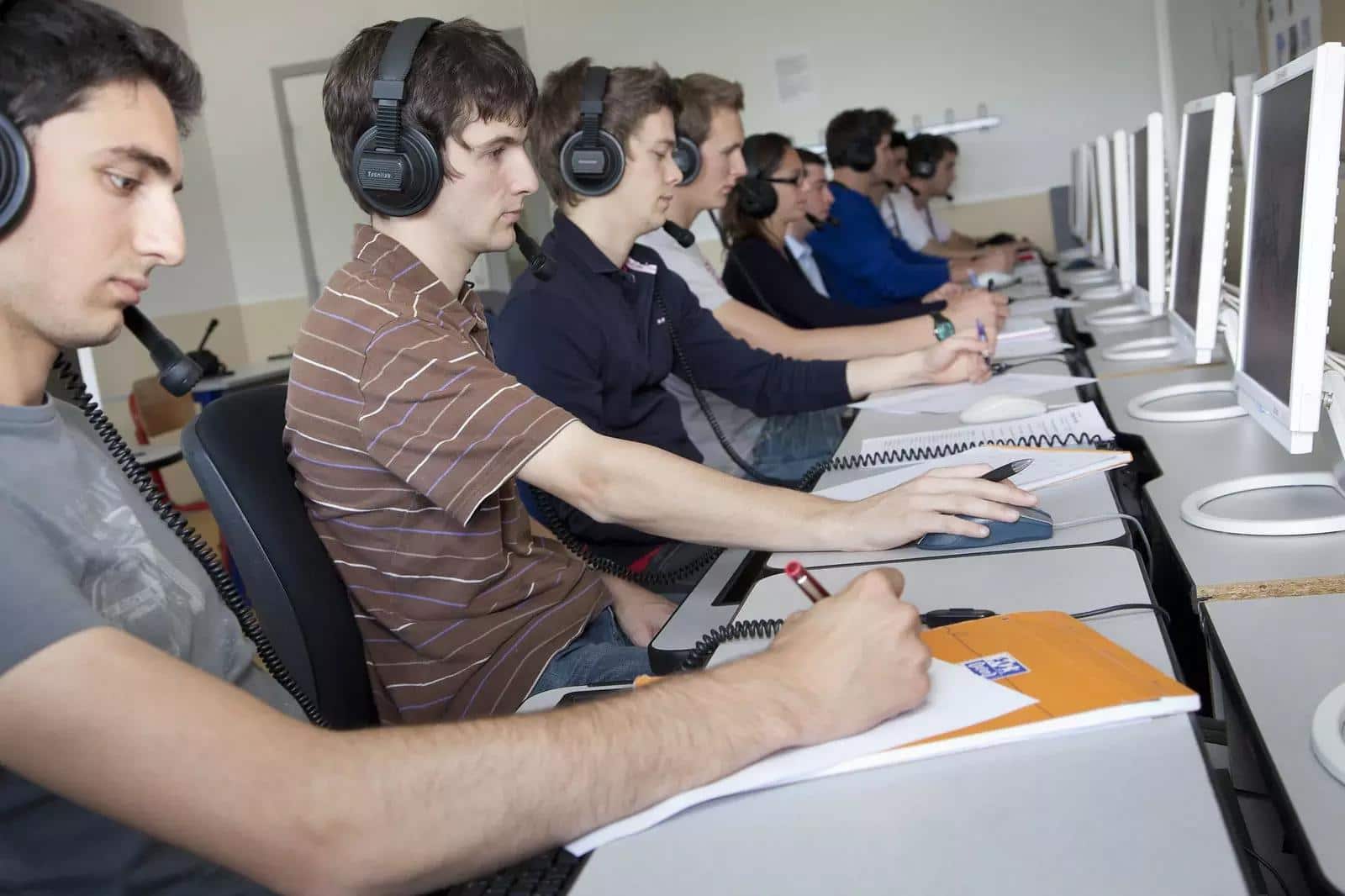 Ces étudiants réalisent des séances de compréhesion à l'audition en langue de Moscou