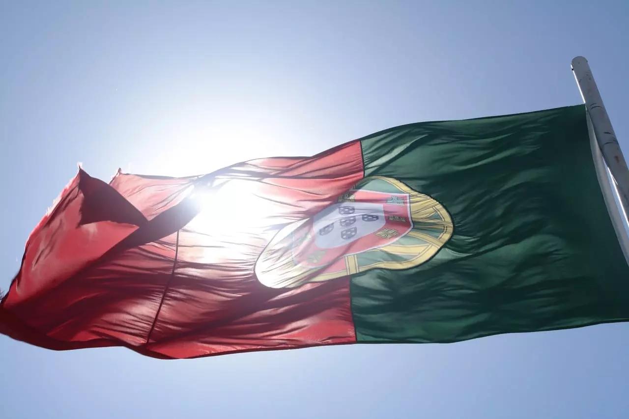 Combien de couleurs composent le drapeau portugais ?