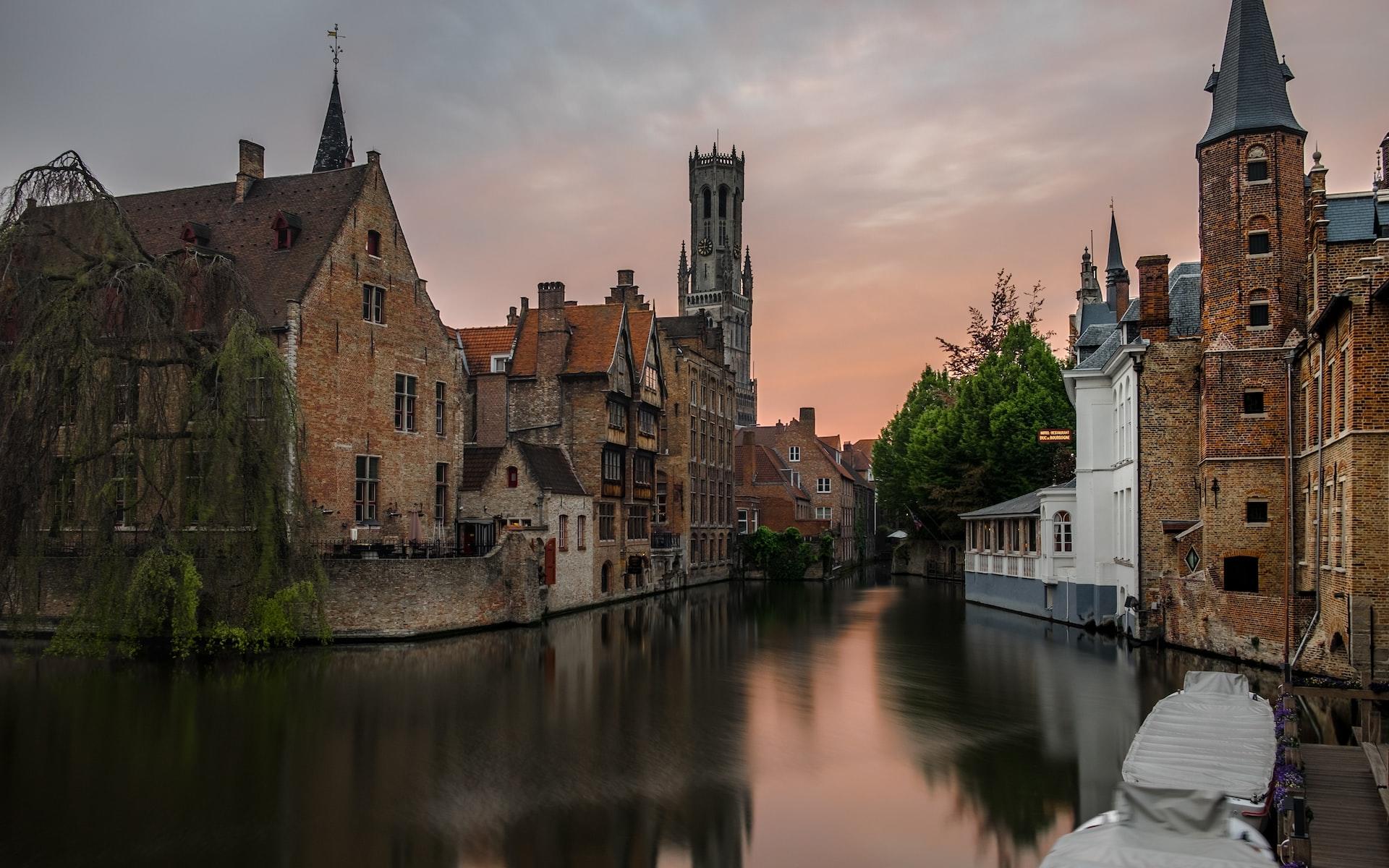 ville de Bruges à côté du fleuve