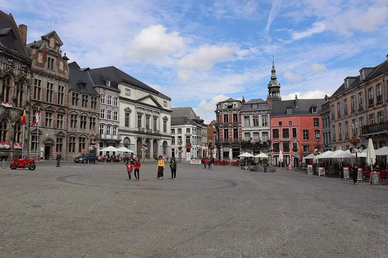 Où se trouve le beffroi de la ville ?