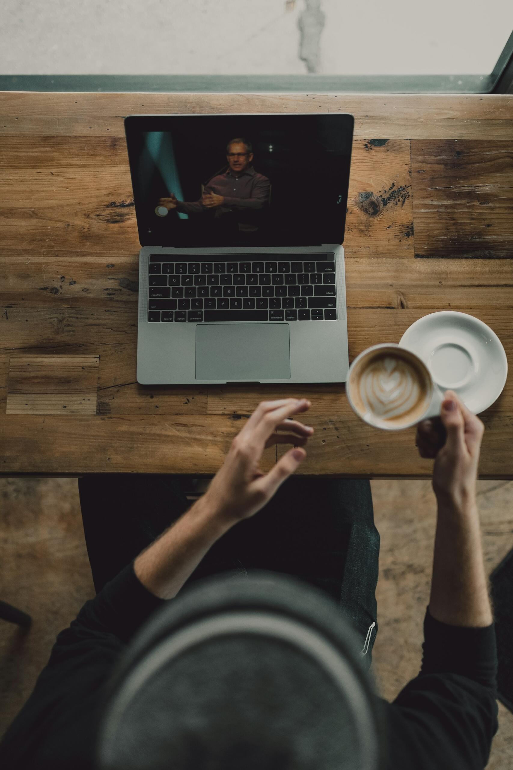 ordinateur ligne pc webcam tasse café