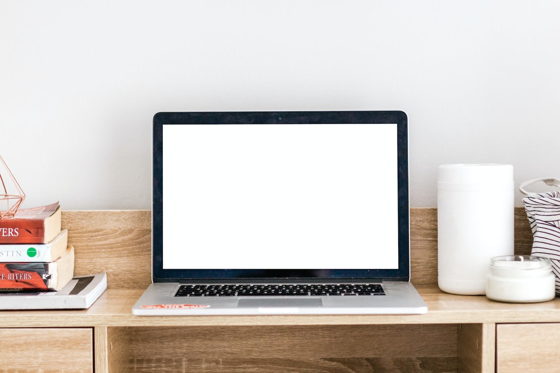 laptop sur bureau avec livres