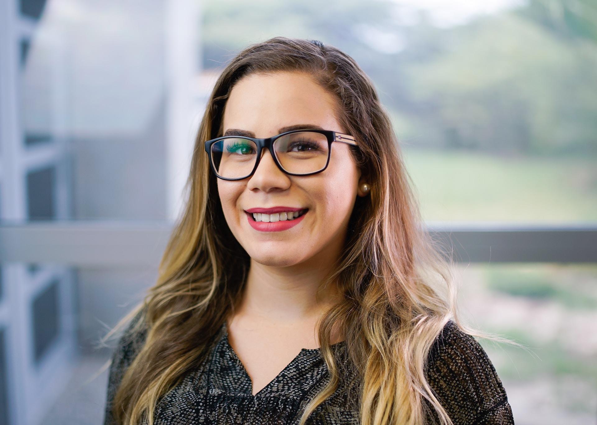 jeune femme souriante a lunettes