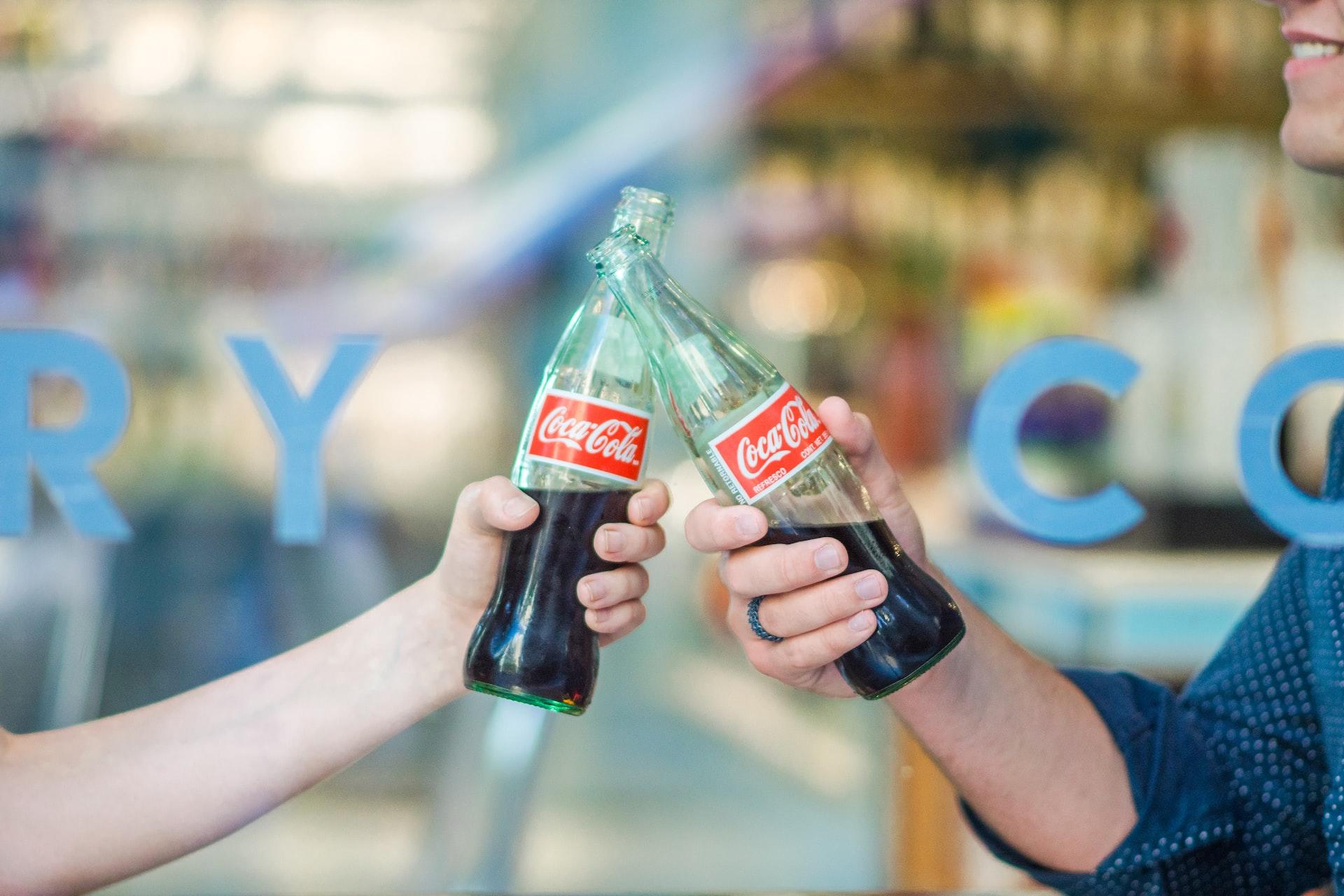 bouteilles de coca-cola en premier plan