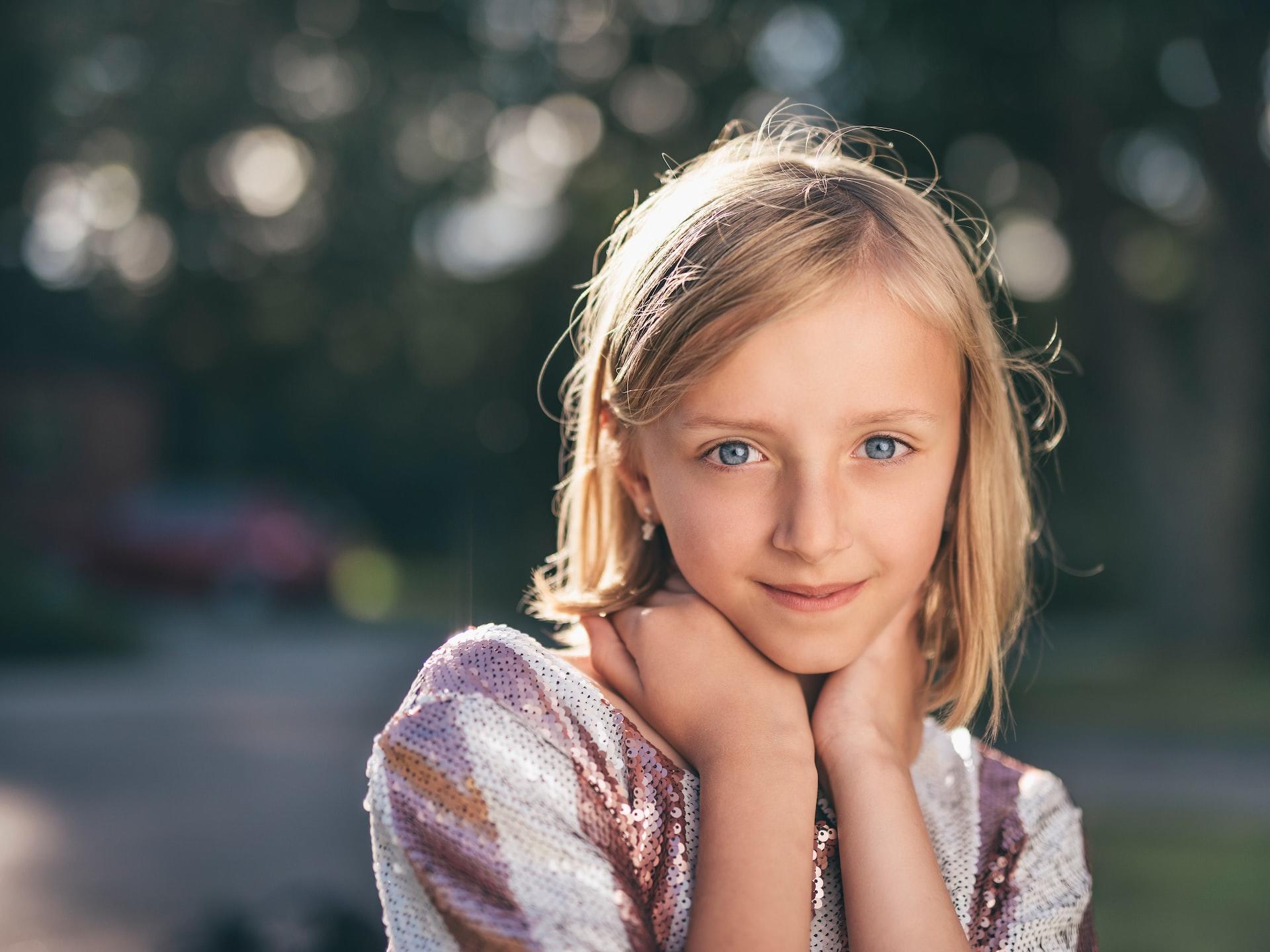 visage de jeune fille flou