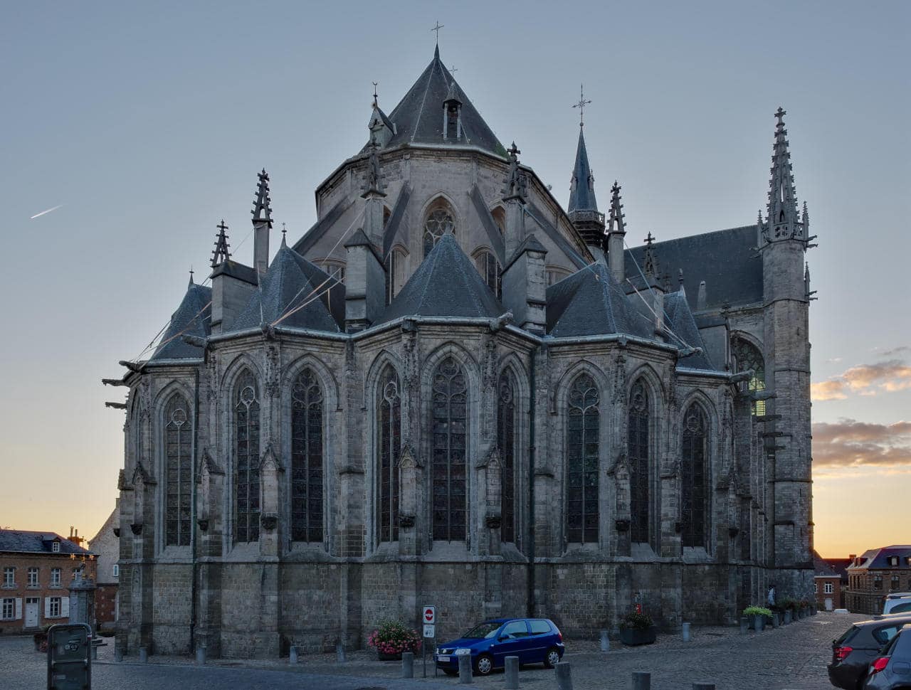 Cours de yoga à Mons près de la collégiale Sainte Waudru