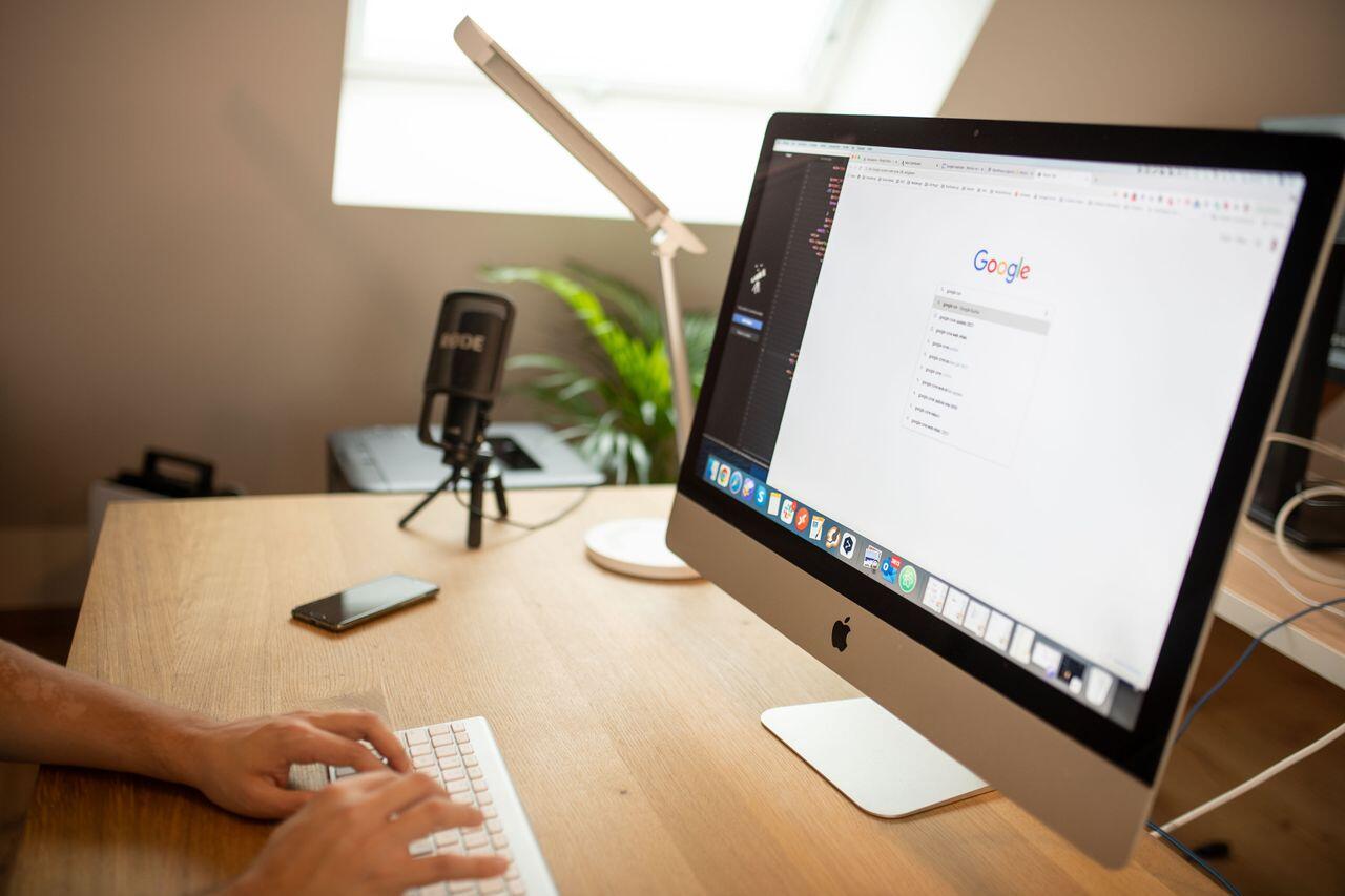 ordinateur et micro poses sur un bureau