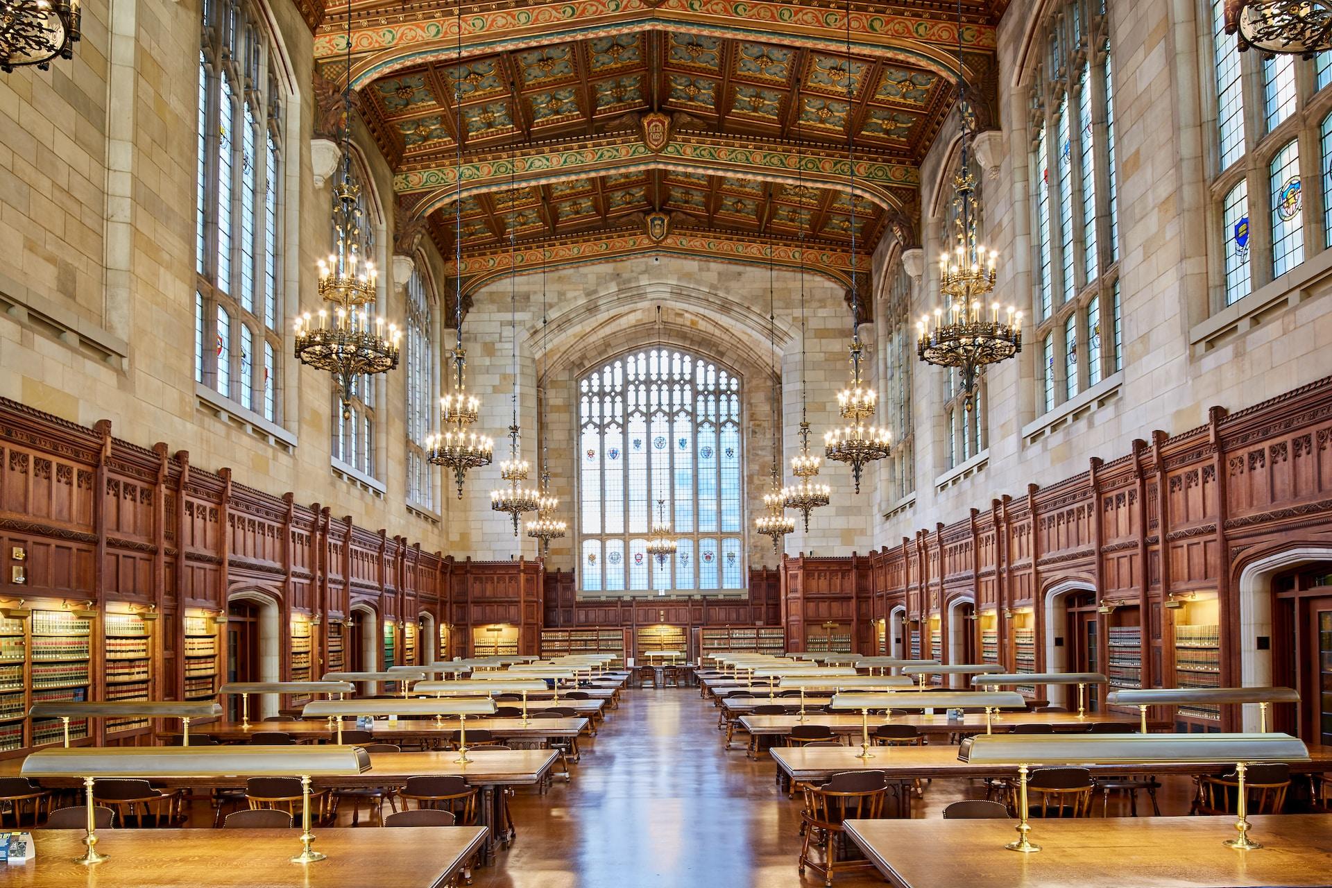 livres rangés dans une bibliothèque au sein d'une université