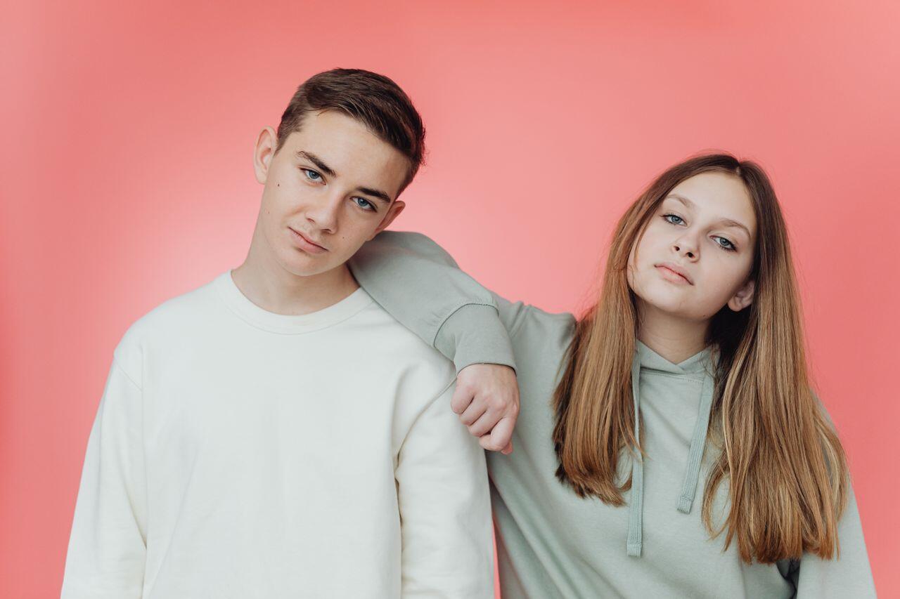 Deux ados dans un fond rose