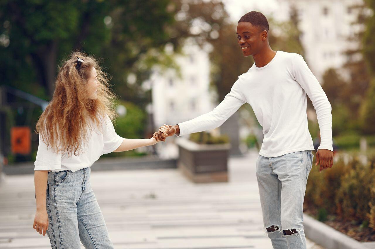 deux ados se serrant la main avec le sourire