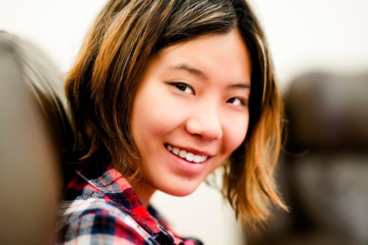 jeune adolescente asiatique souriante