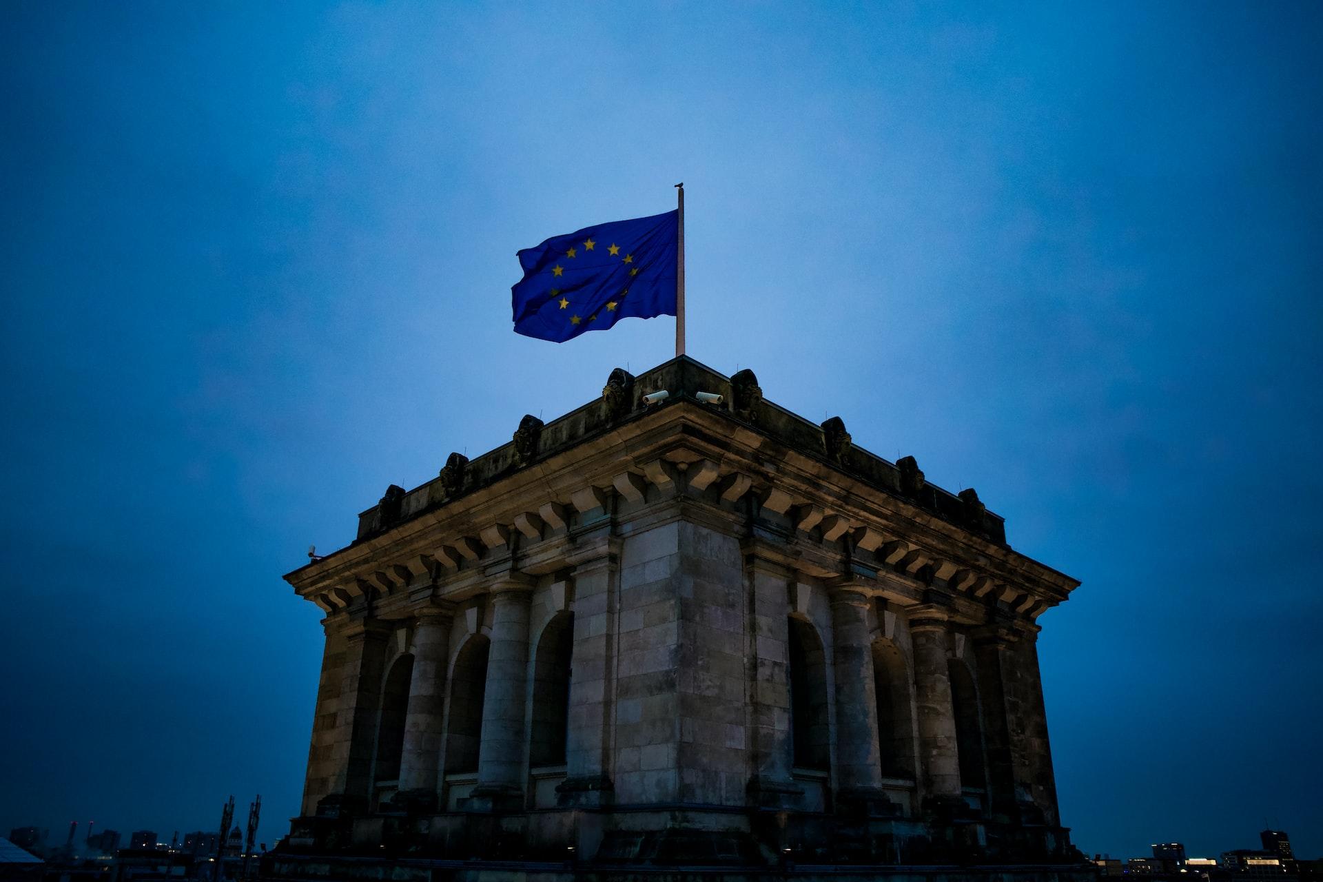 ancienne National Gallery monument à Berlin avec le drapeau de l'Europe