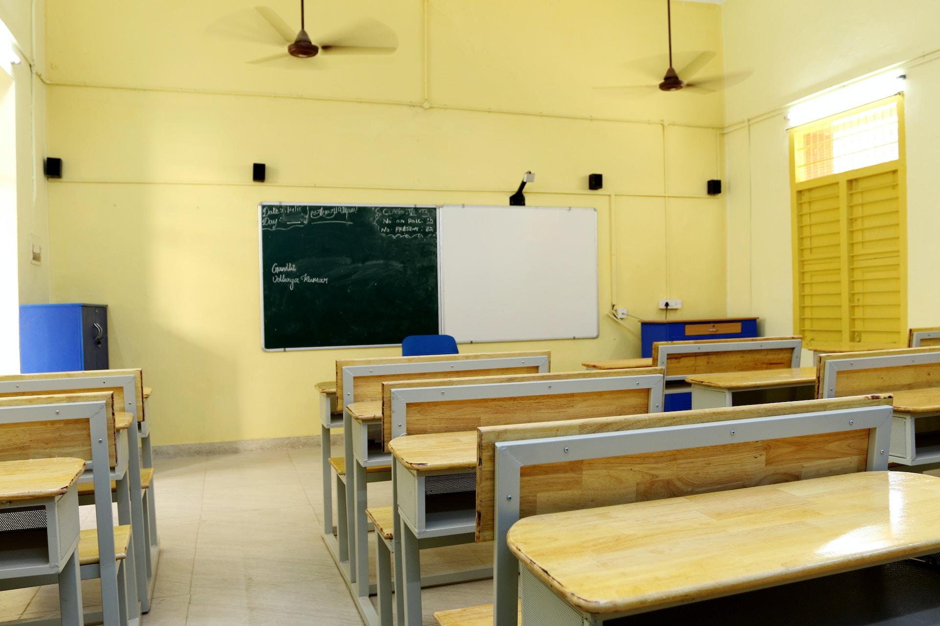 chaises à côté d'un tableau noir en salle de classe
