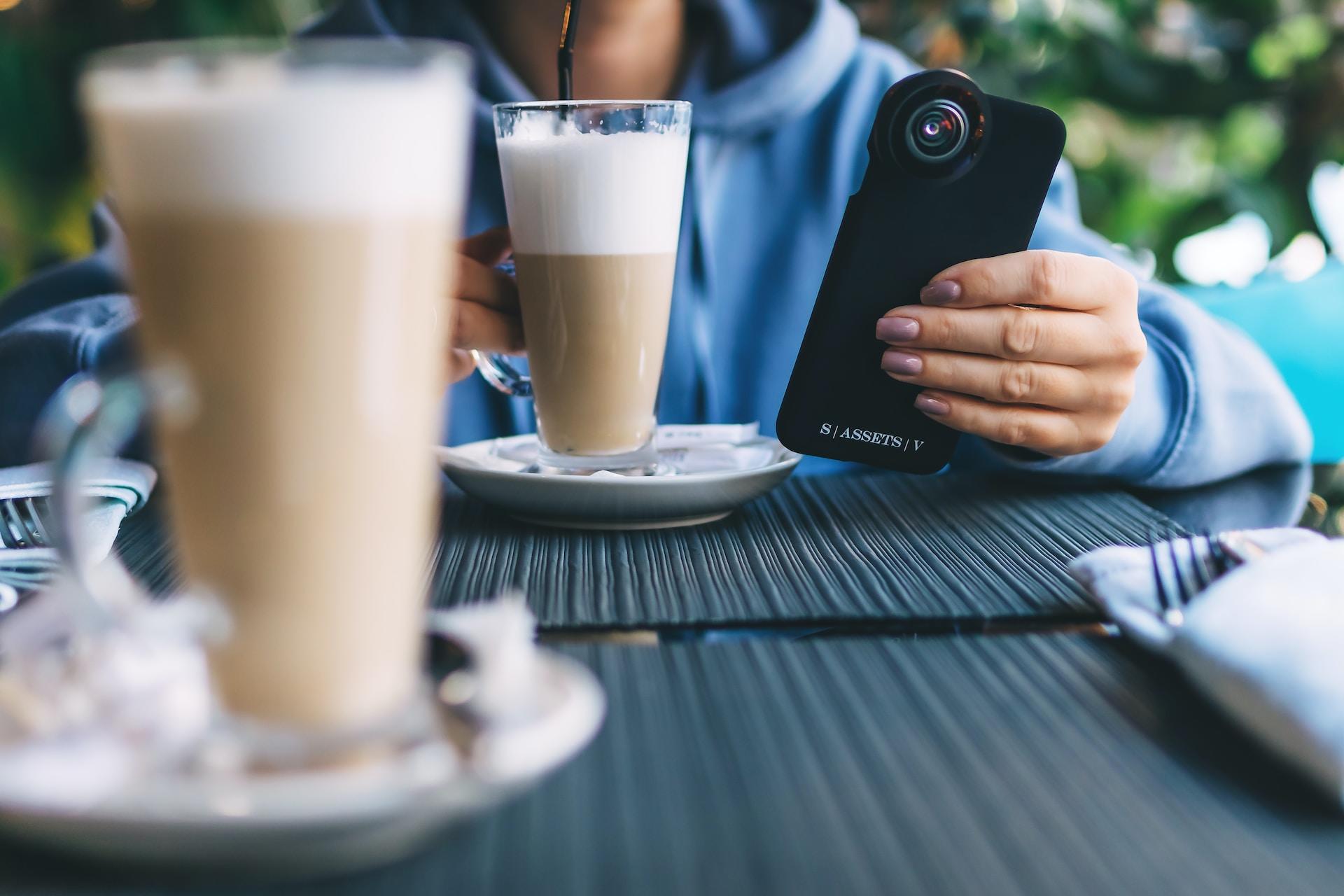 portable posé près d'un café dans un bar