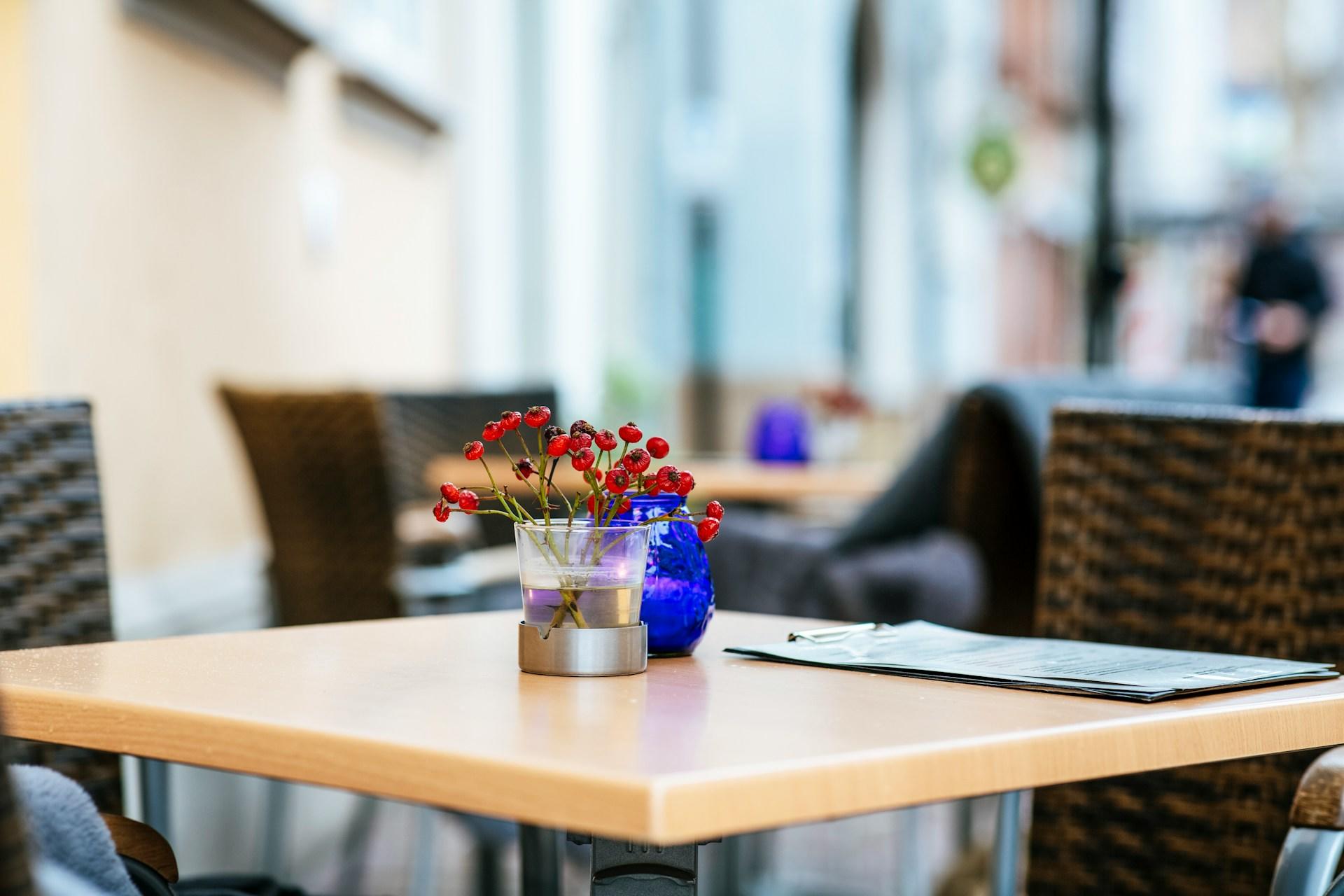 café table décorée avec des fleurs