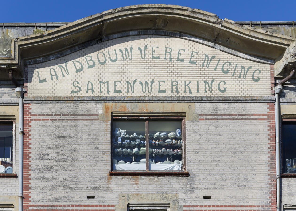 Façade avec inscription en néerlandais