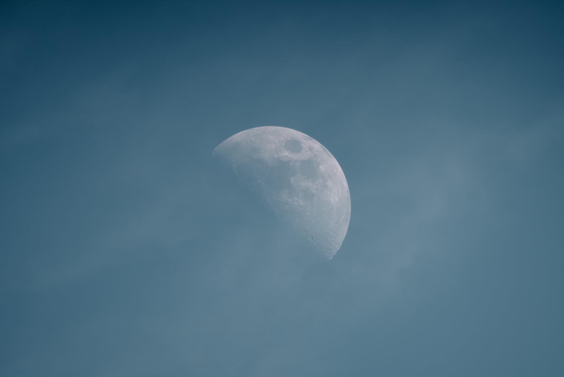 Lune dans le ciel demi-lune