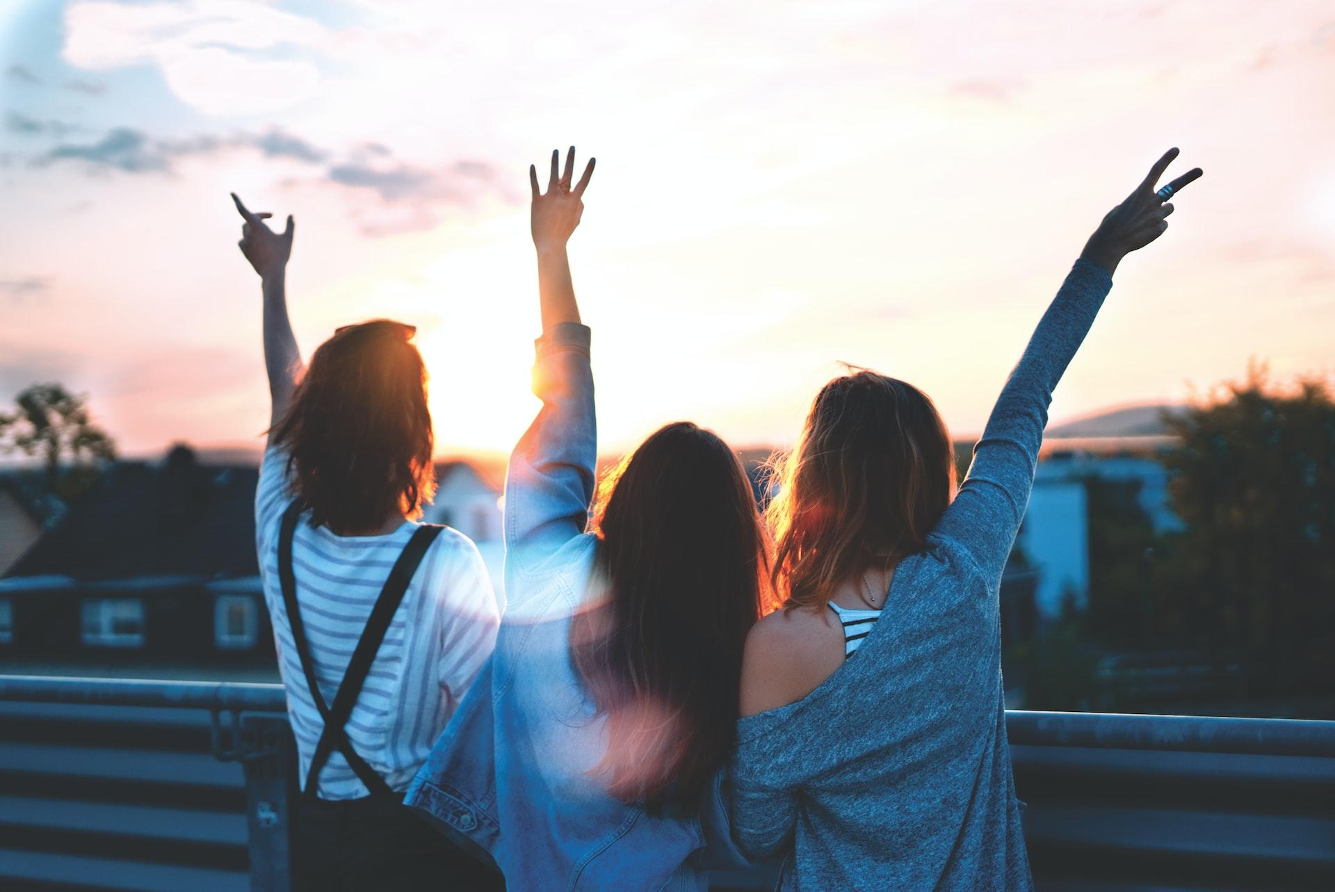 trois jeunes femmes de dos s exclaffant