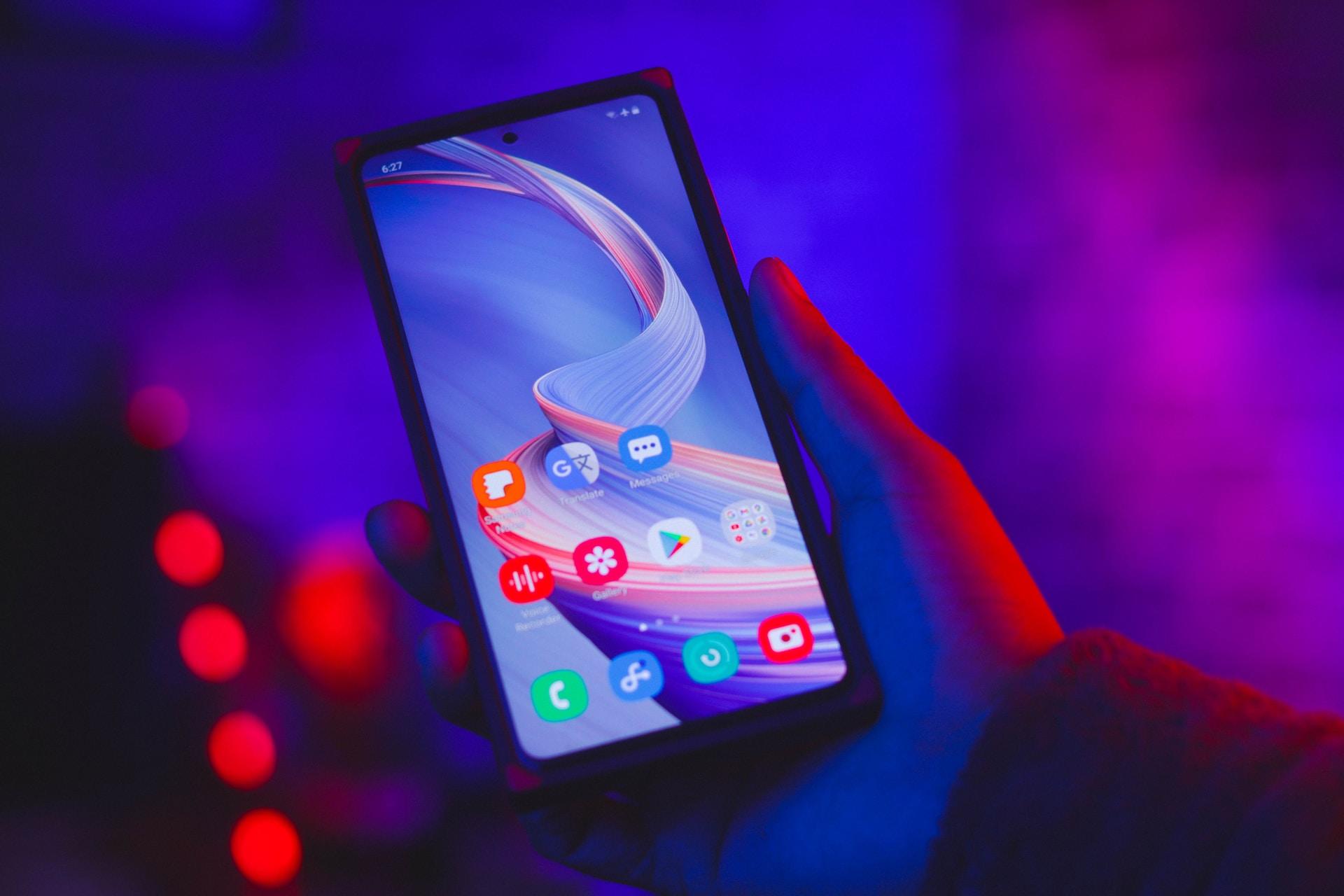 smartphone dans les mains d'une personne