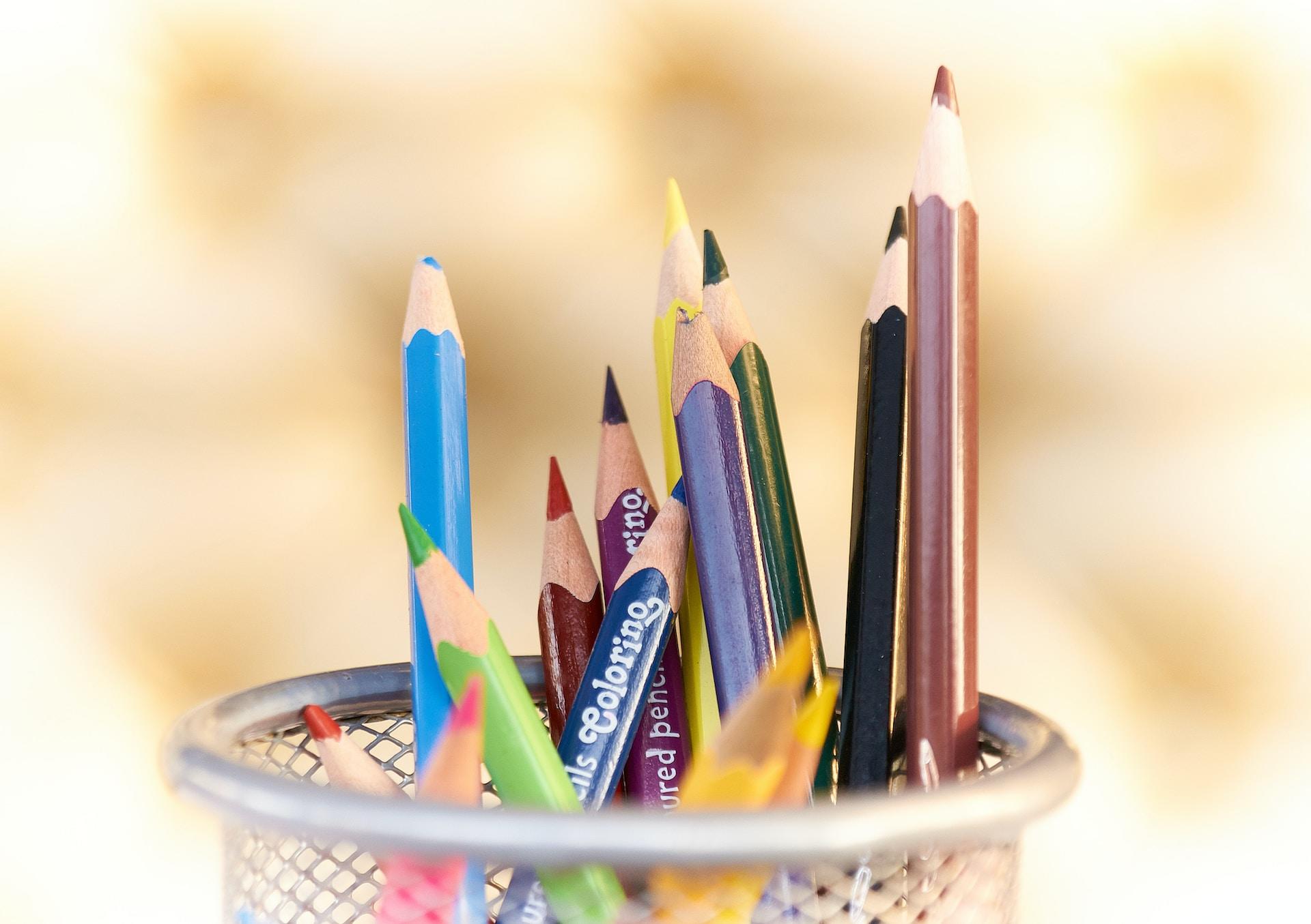 bol avec crayons de couleurs pour enfants