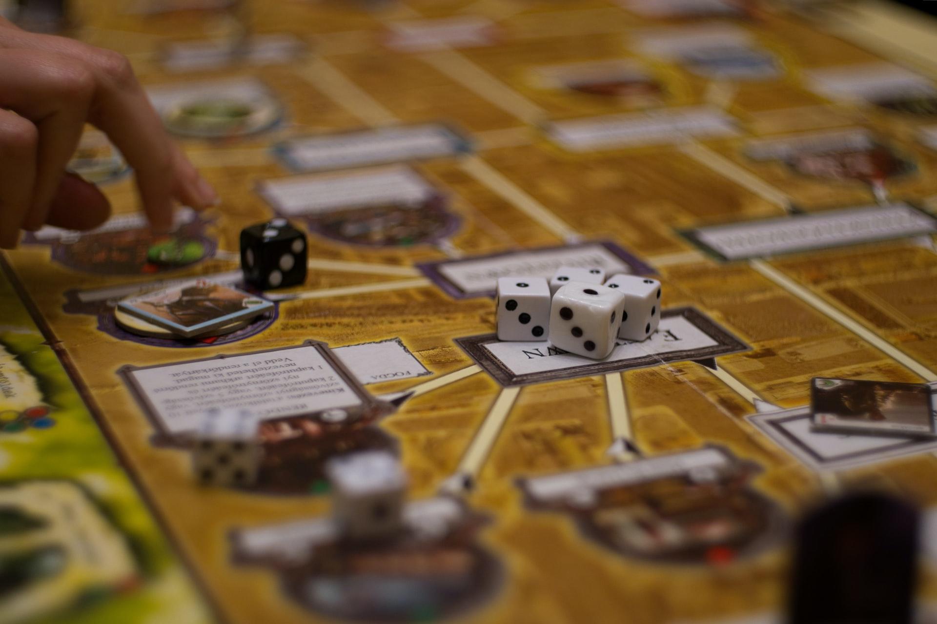 dés sur plateforme de jeu