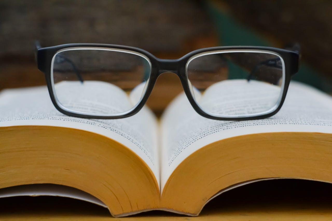 lunettes posees sur un dictionnaire ouvert