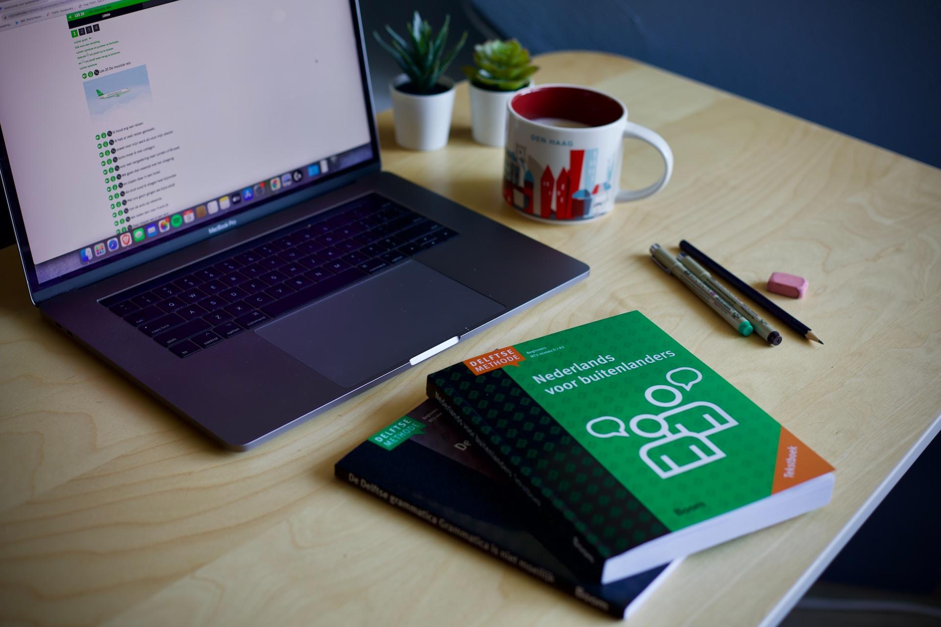 apprentissage du néerlandais avec livre et ordinateur