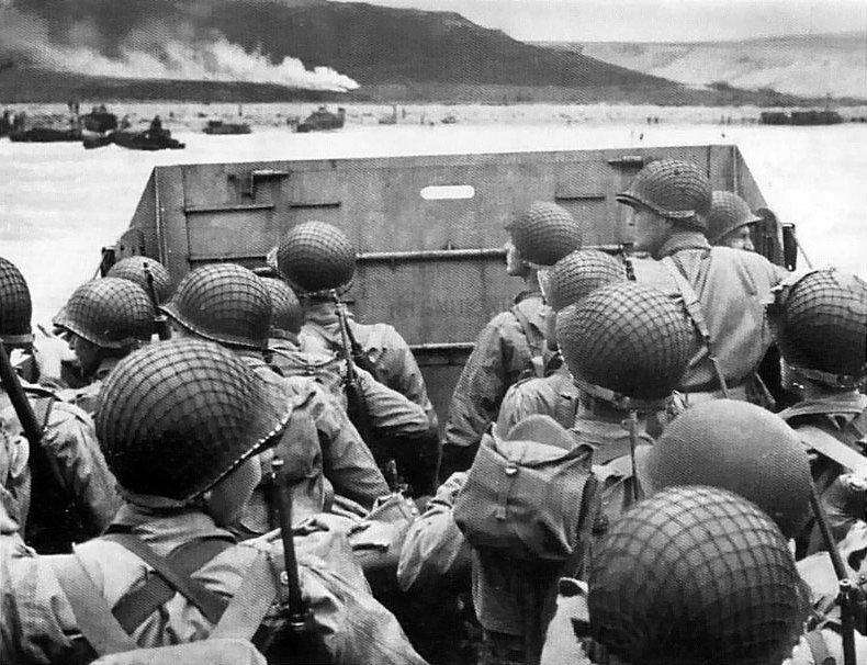 Soldats américains et canadiens approchant des côtes normandes