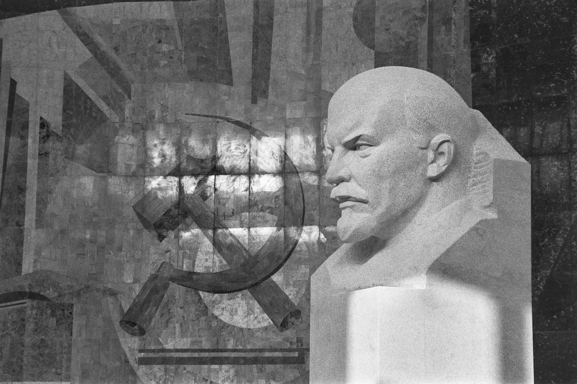 statue blanche de lénine dans un musée
