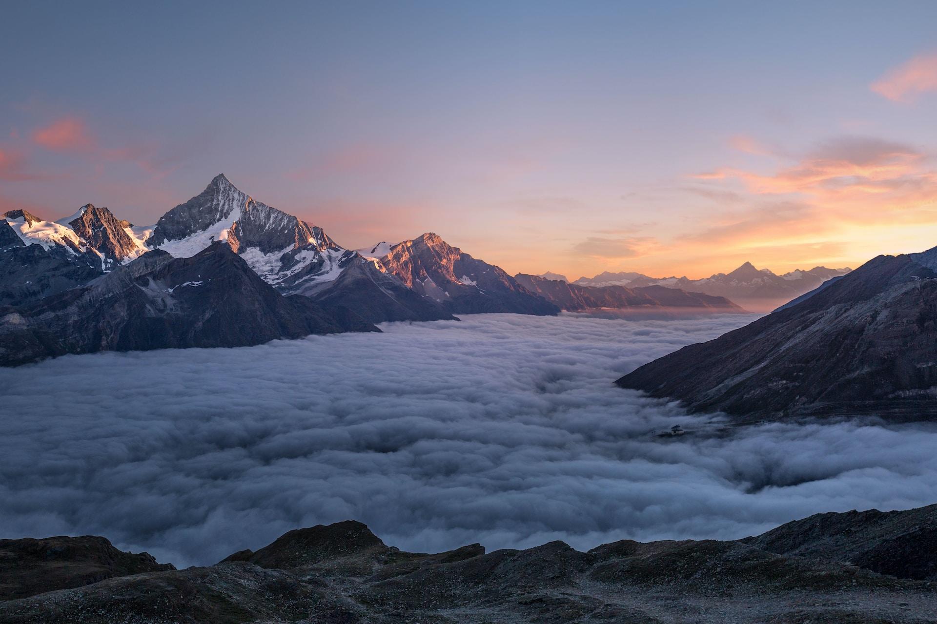 paysage avec montagnes enneigées et rivière