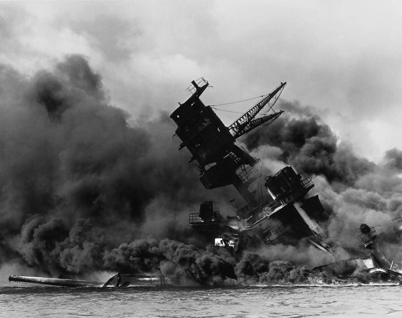 Des navires américains bombardés à Pearl Harbor par les Japonais