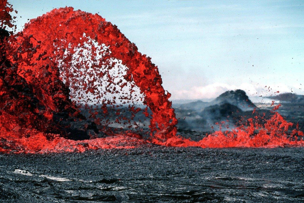 Lave en fusion crachée d'un volcan