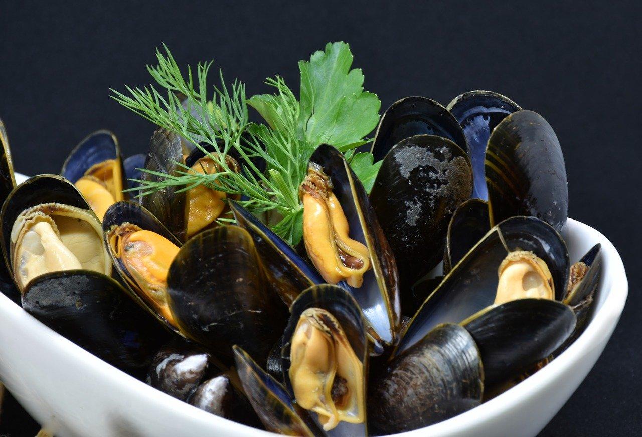 Moules cuisinées à la marinière