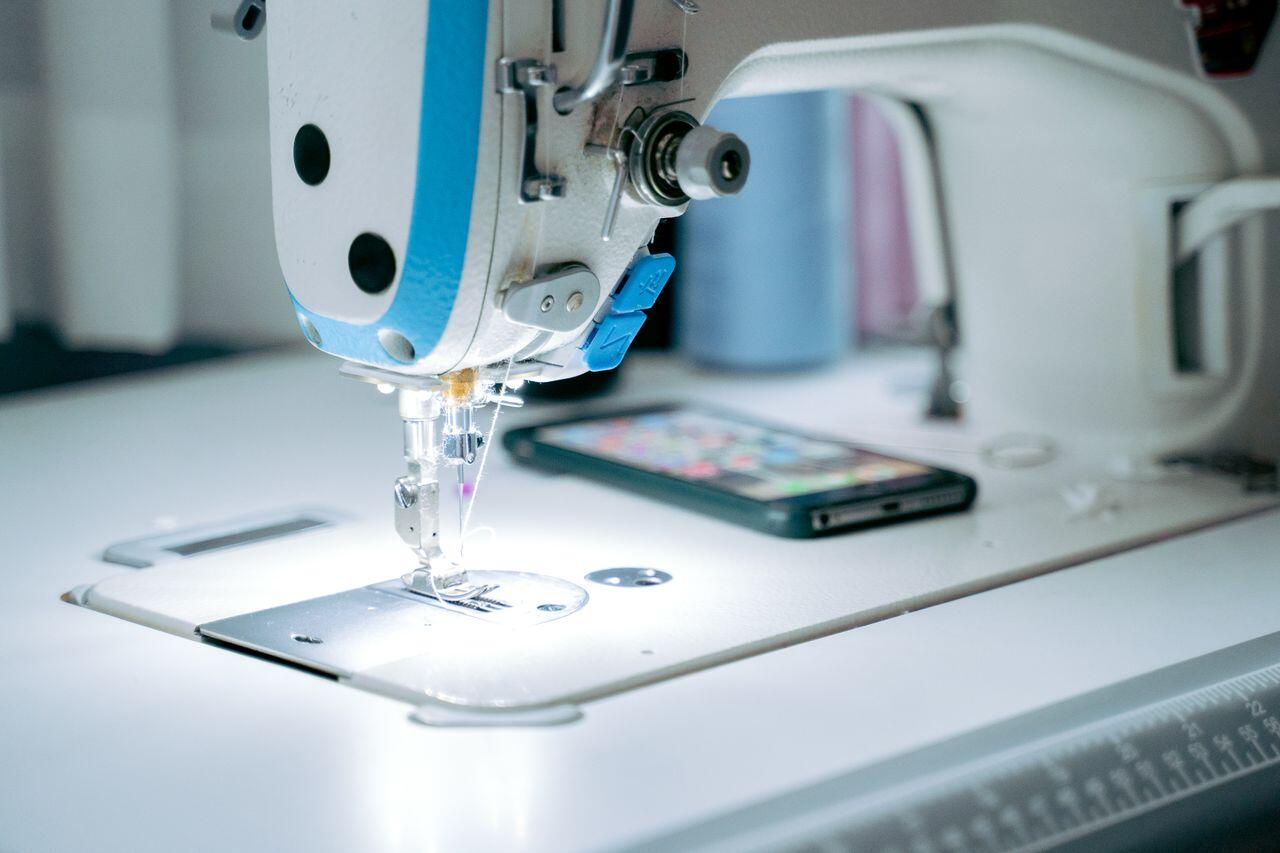 machine a coudre blanche avec un smartphone