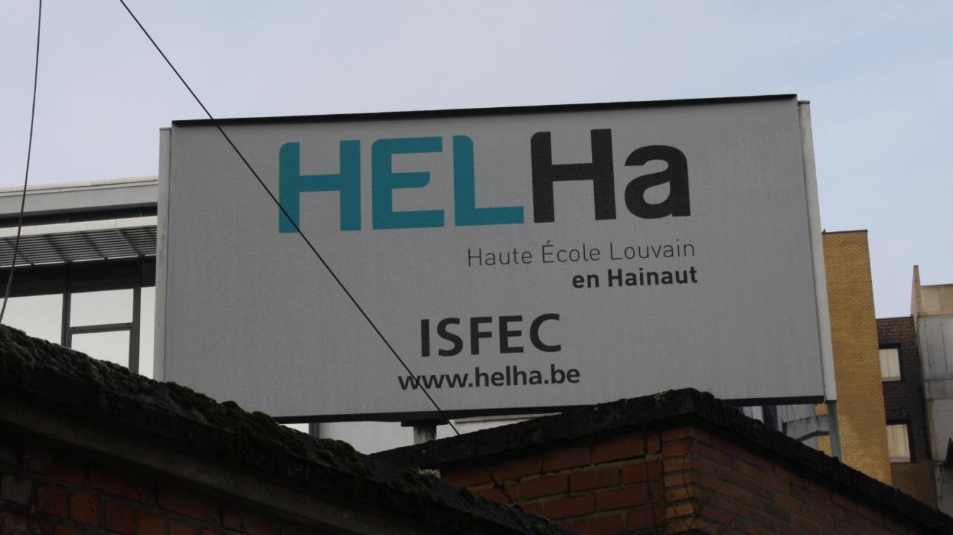 Où se trouvent les bâtiments de cette école à Mons ?