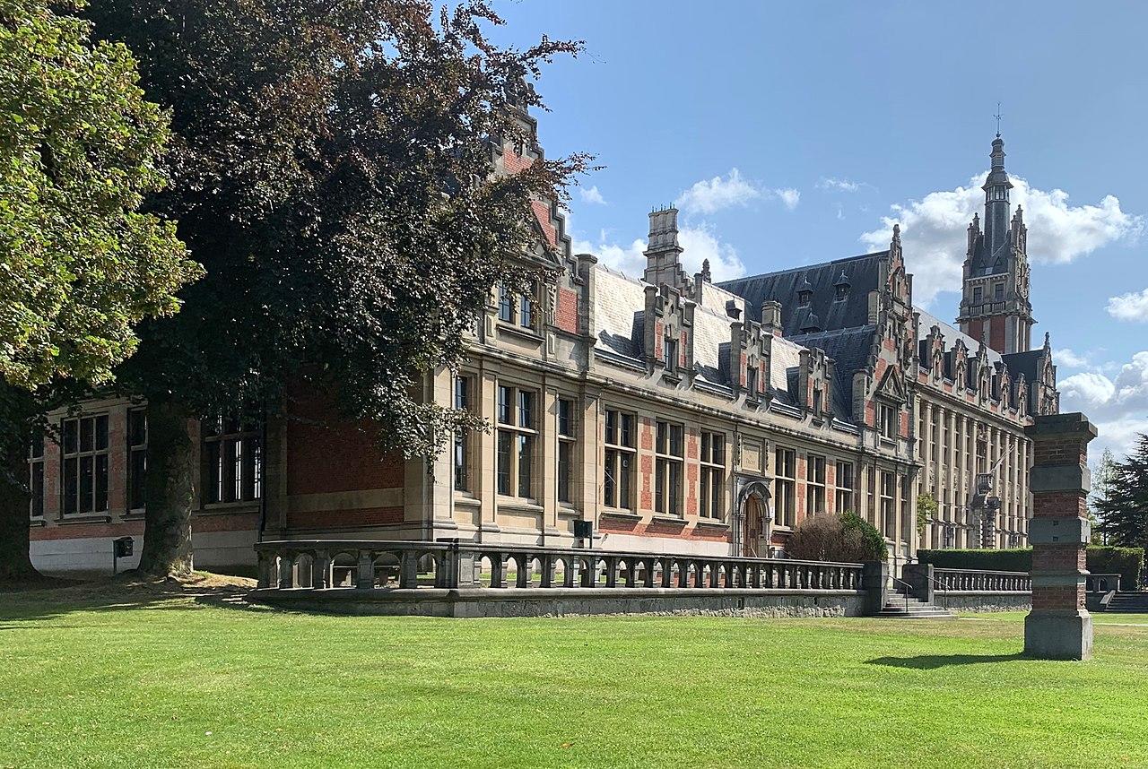 Quelle est la durée de la formation en économie à L'université ?