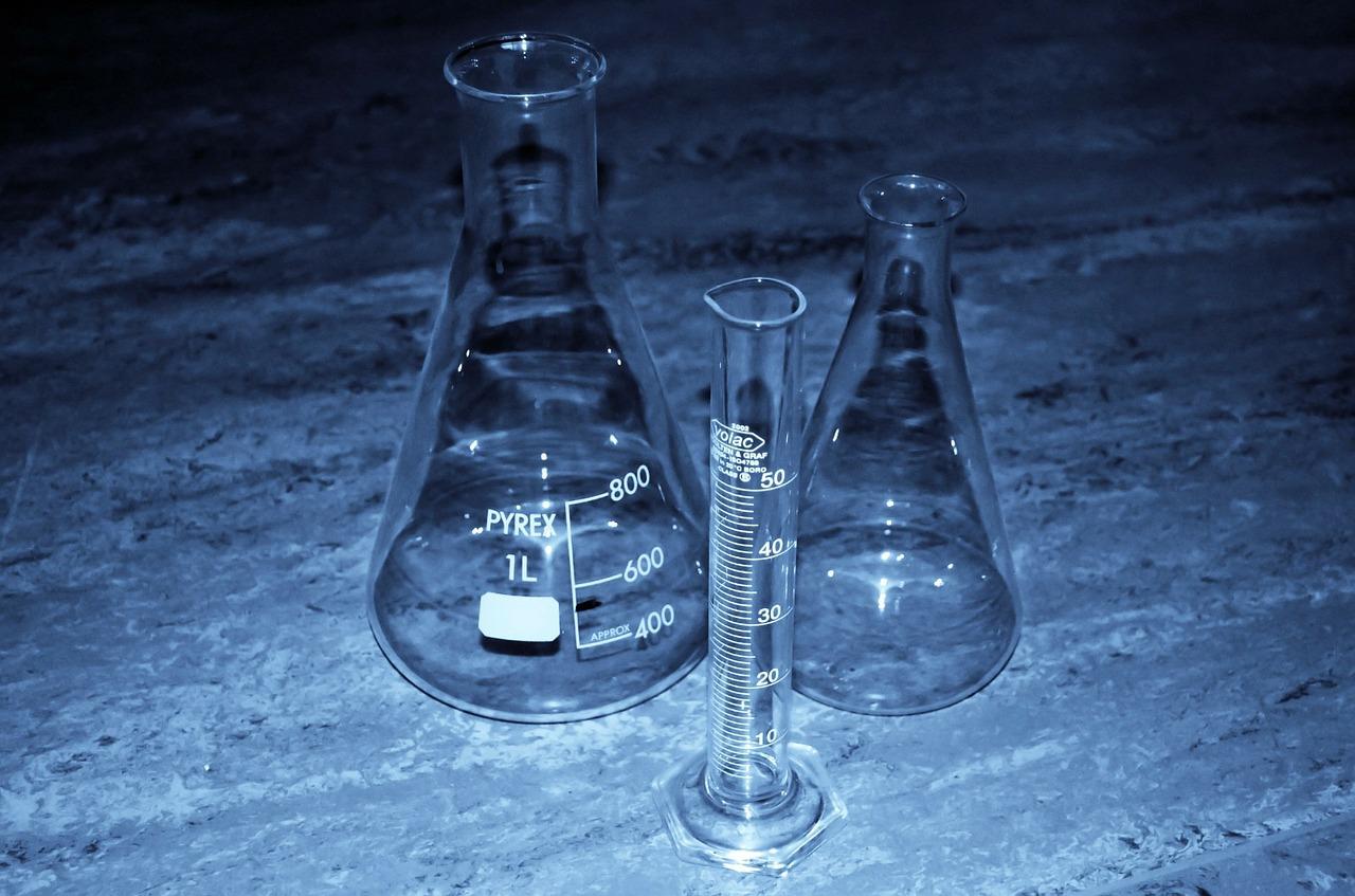 Des cours de chimie pour apprendre le nom de chaque matériel