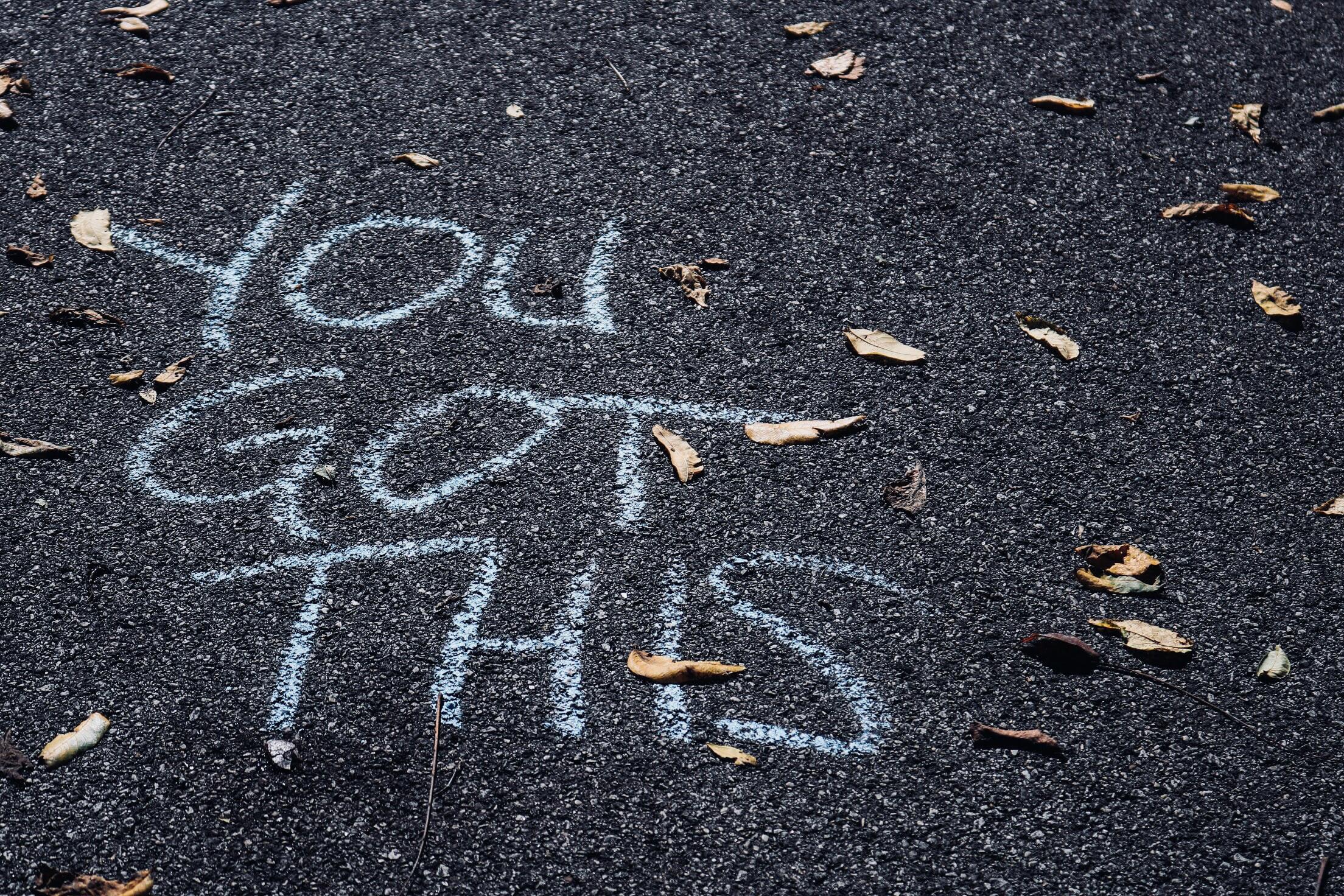Street-art. il est écrit à la craie blanc sur du goudron "You got this".