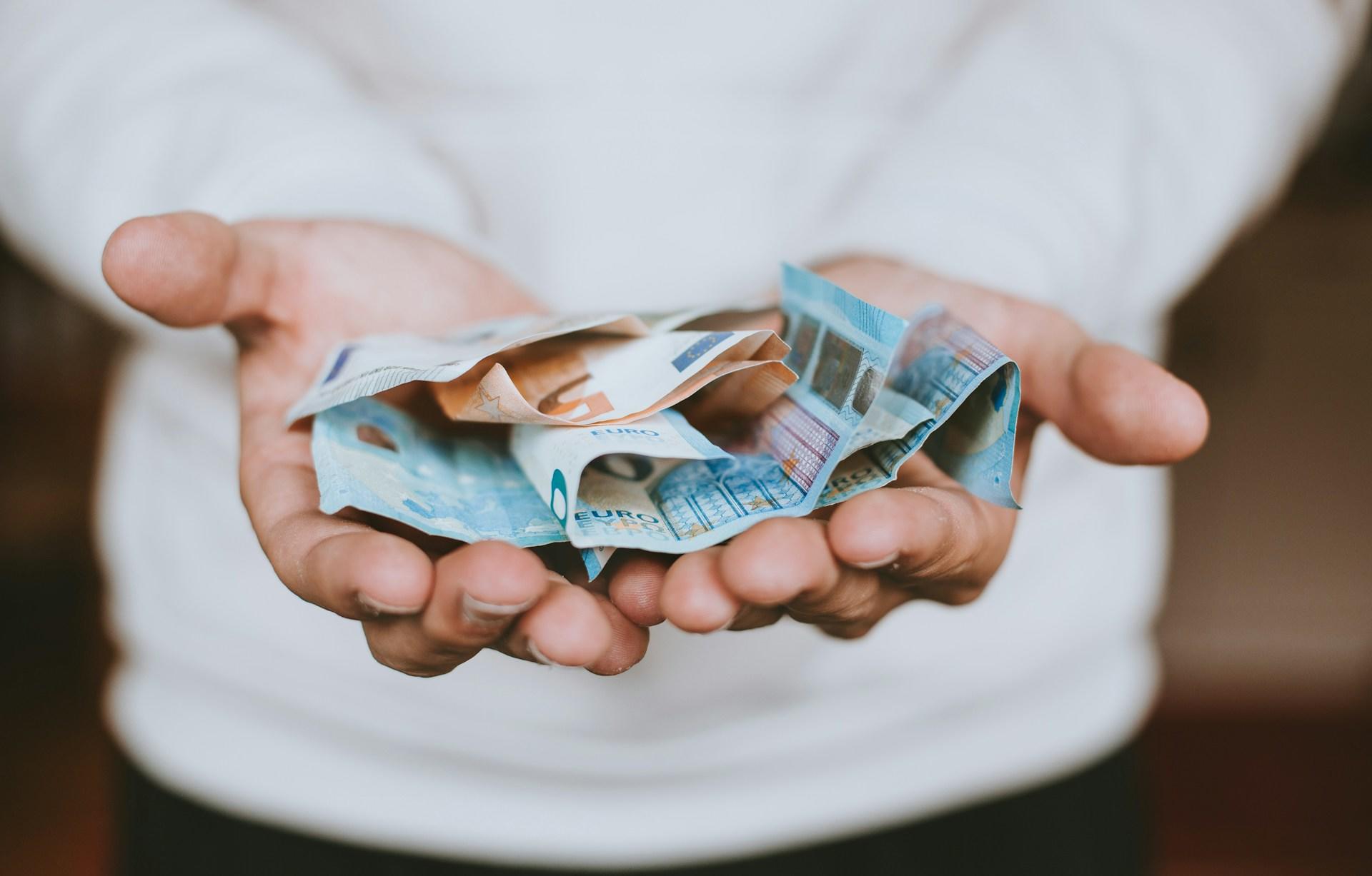 billets monnaie mains homme