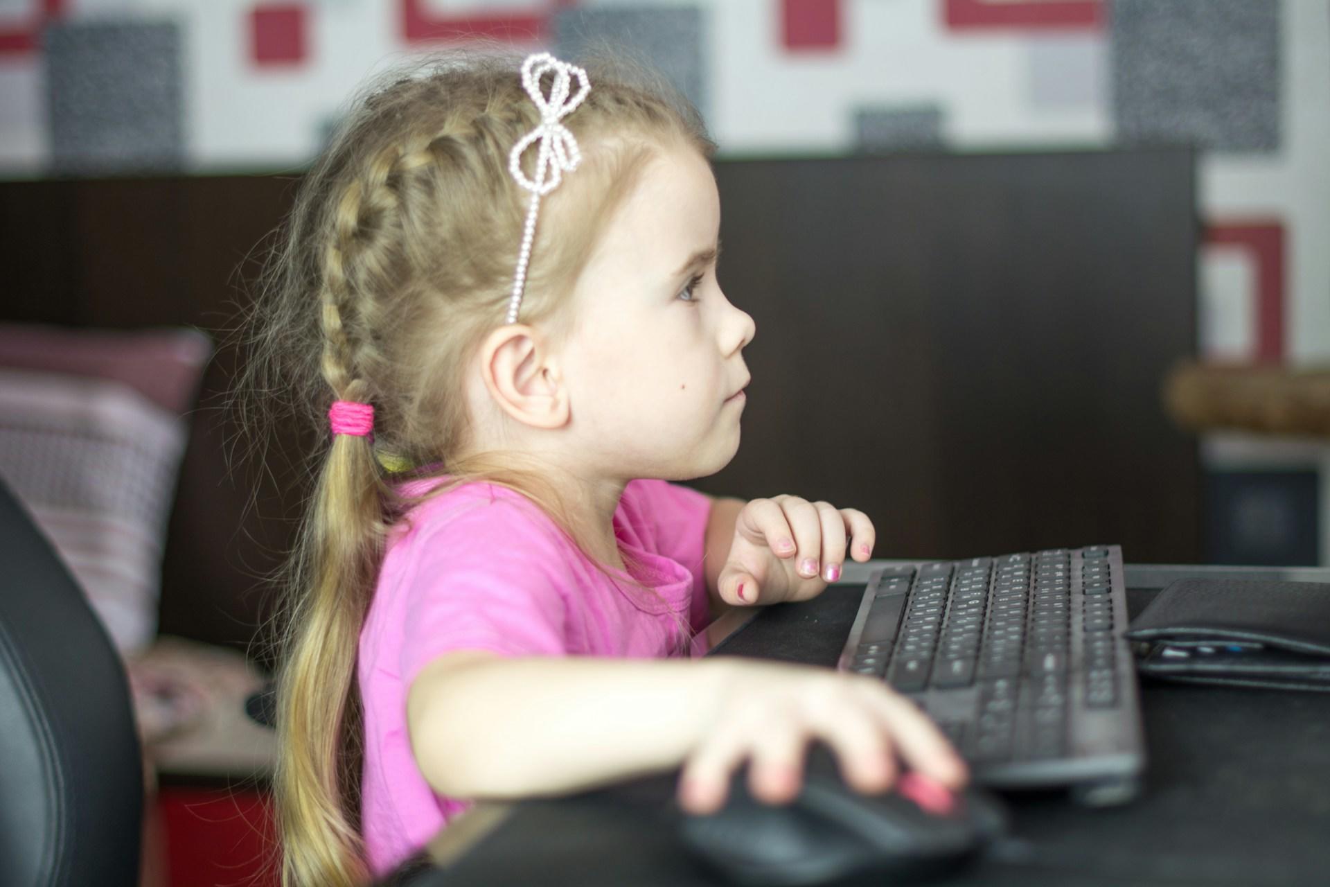 petite fille clavier souris