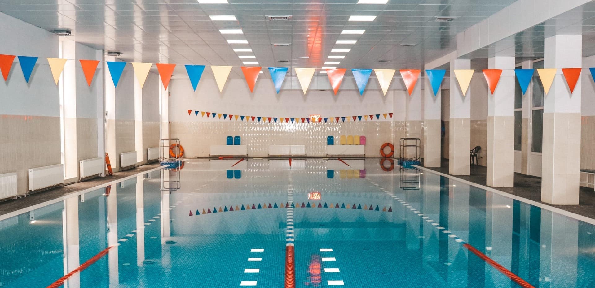 couloirs d'une piscine vide