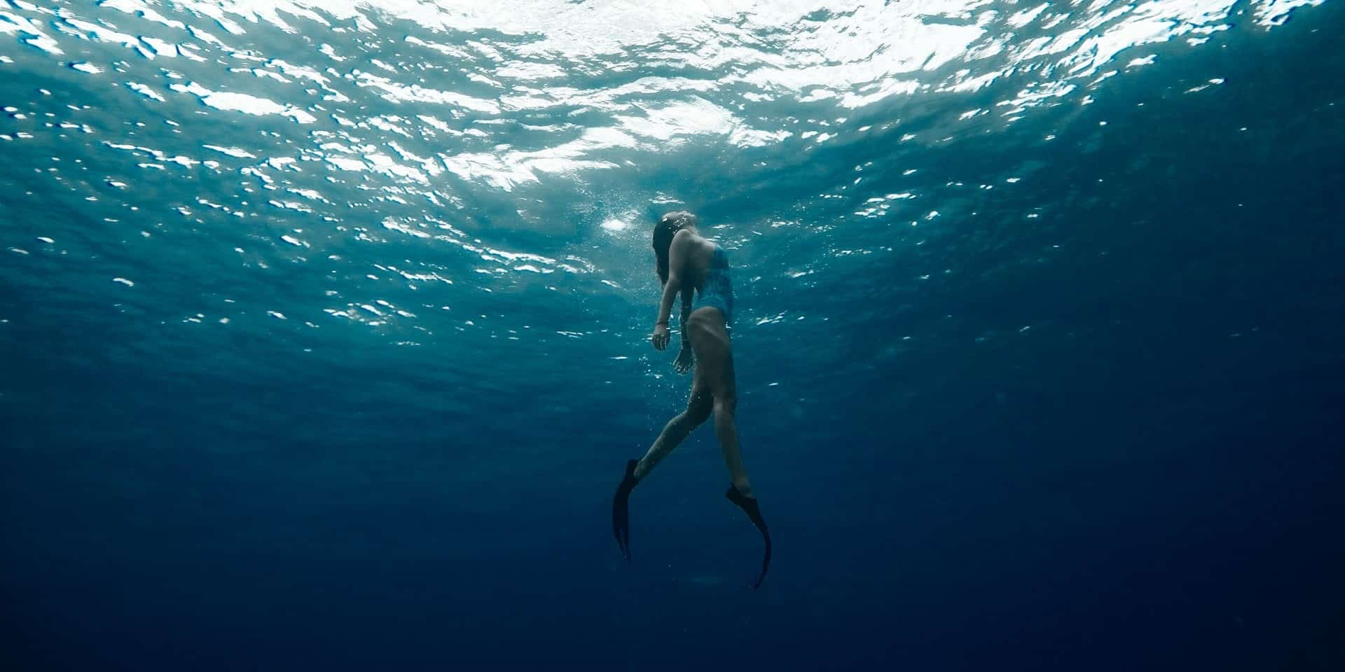 femme en train de nager sous l'eau en plongée