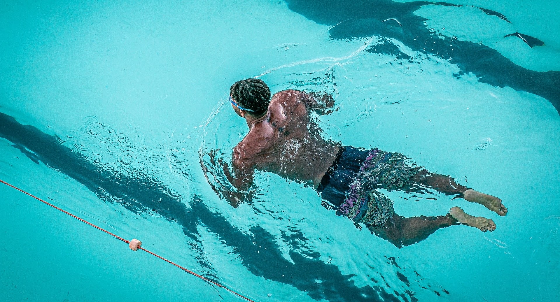 homme nageant sur place dans une piscine