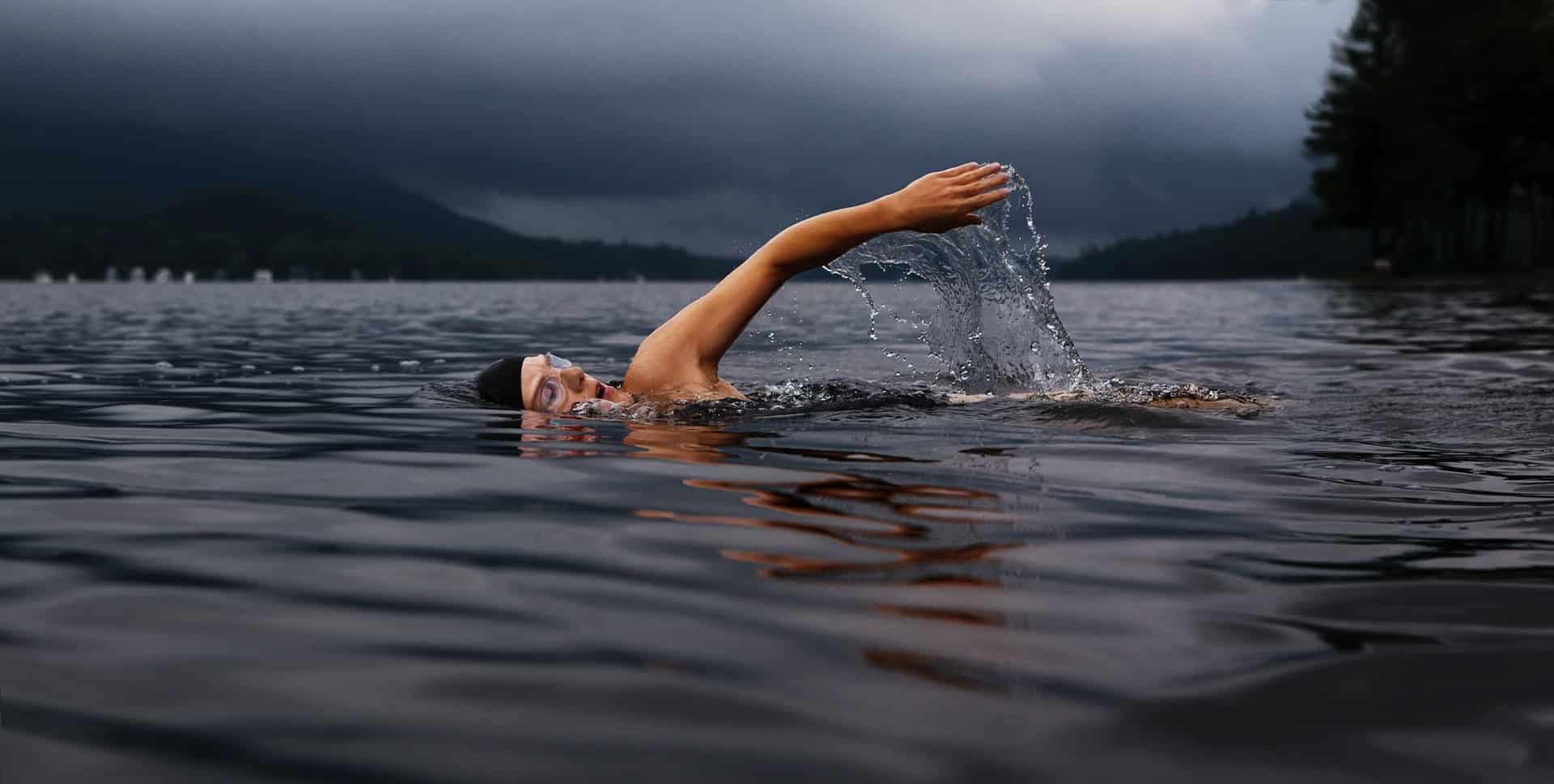 homme faisant des longueurs dans la mer