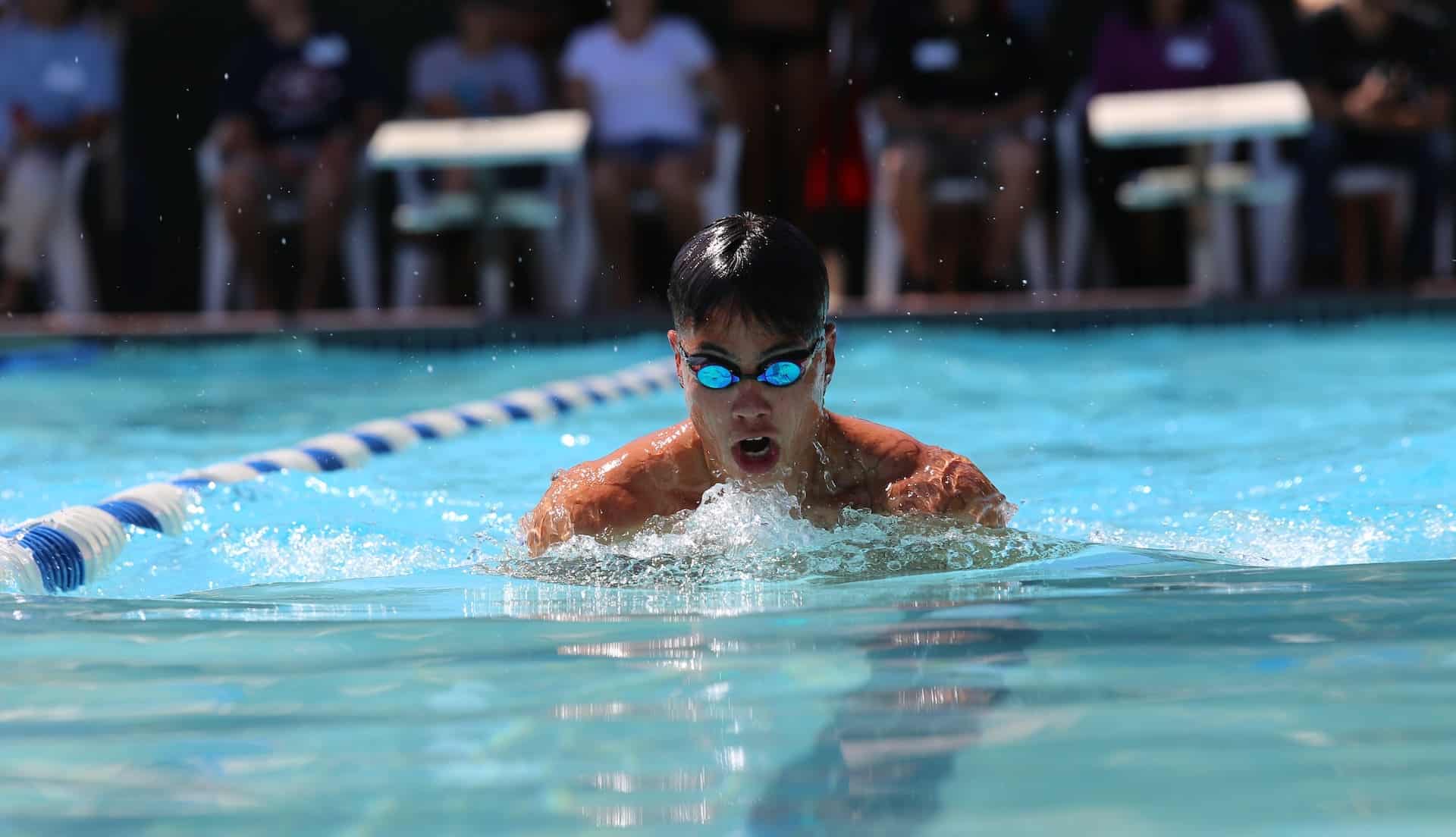 nageur homme respirant dans un couloir