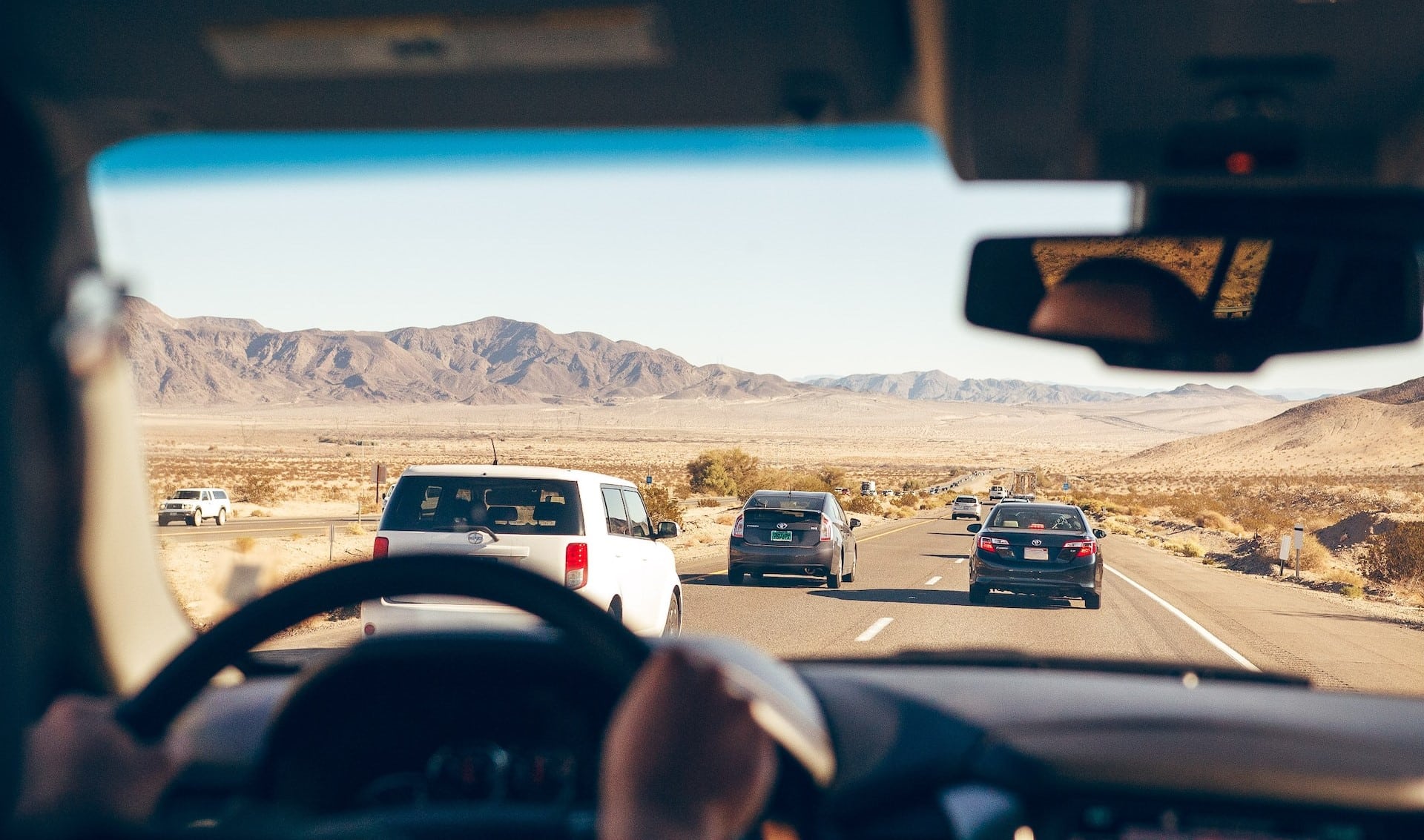 volant de voiture au sein d'un paysage aride